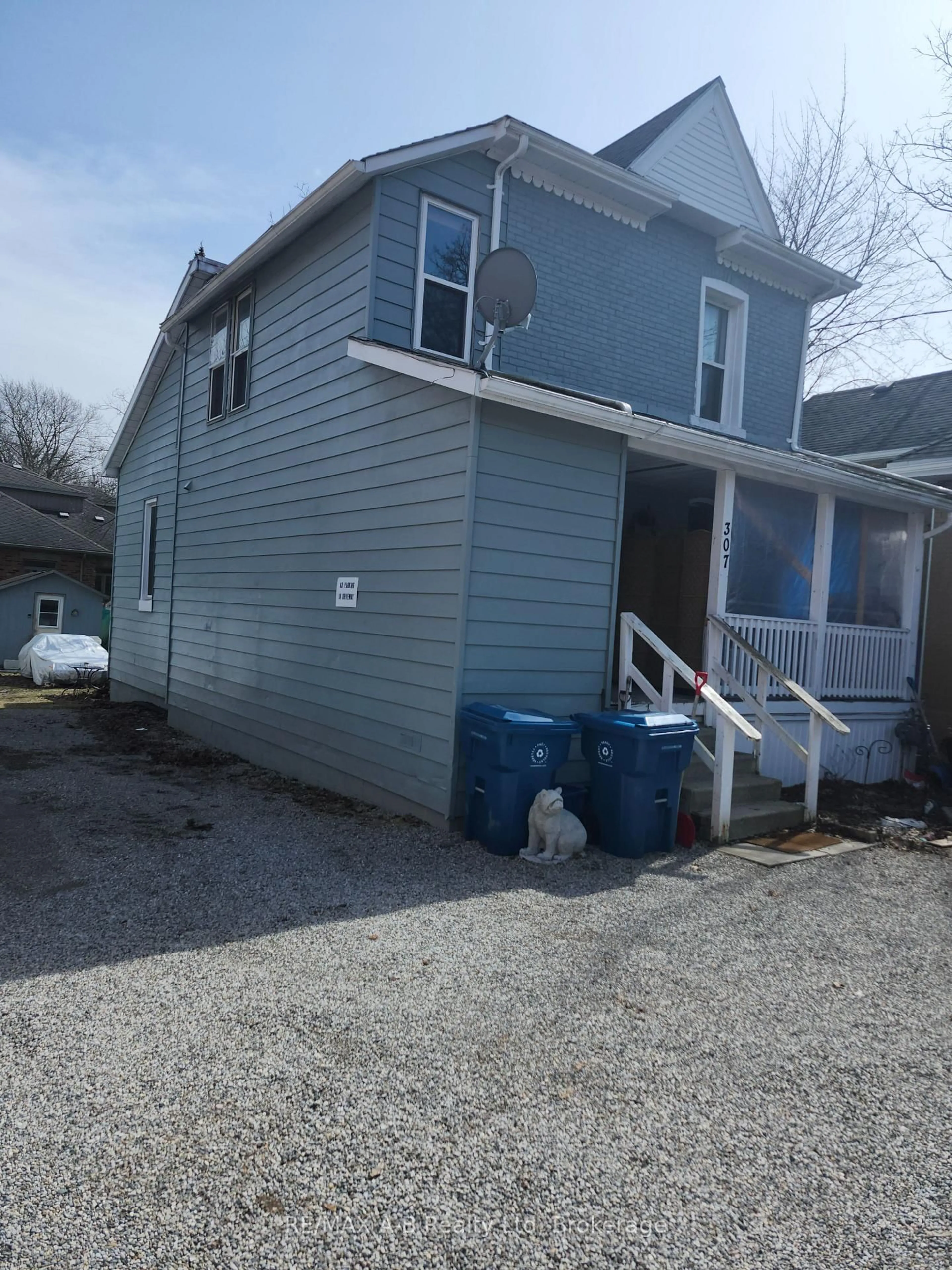 Home with vinyl exterior material, building for 307 Erie St, Stratford Ontario N5A 2N2