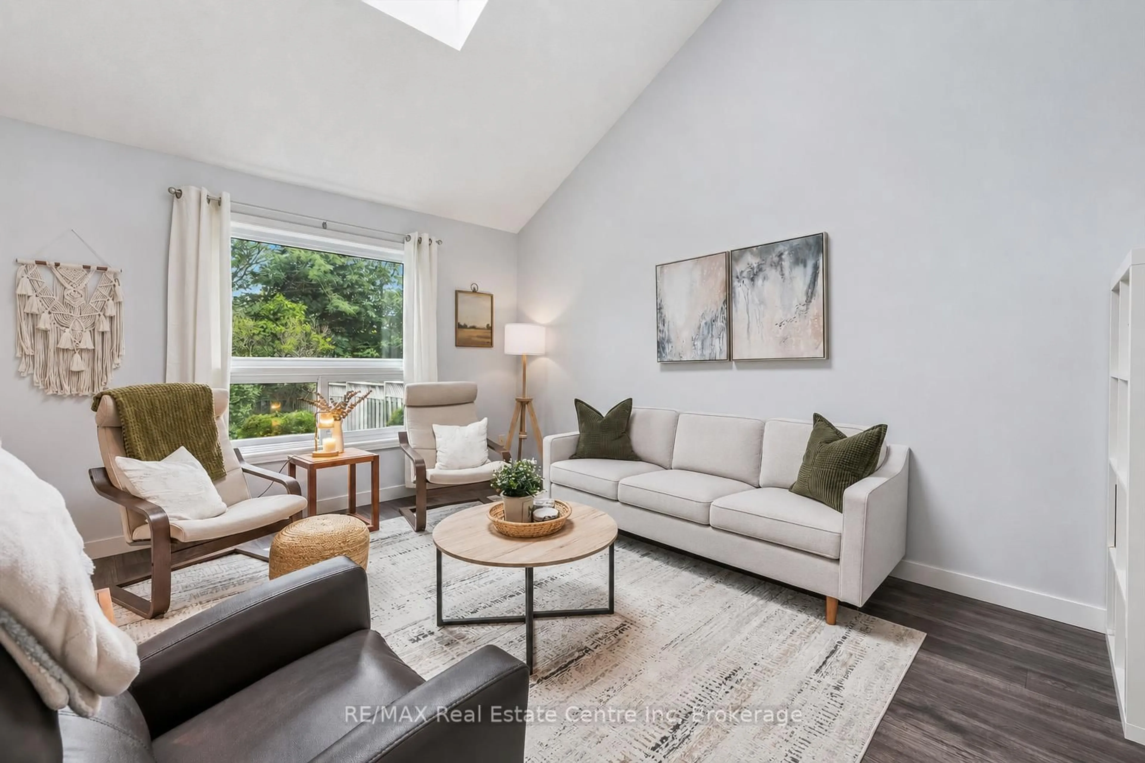 Living room with furniture, unknown for 20 PRATT Pl, Cambridge Ontario N3C 4C8