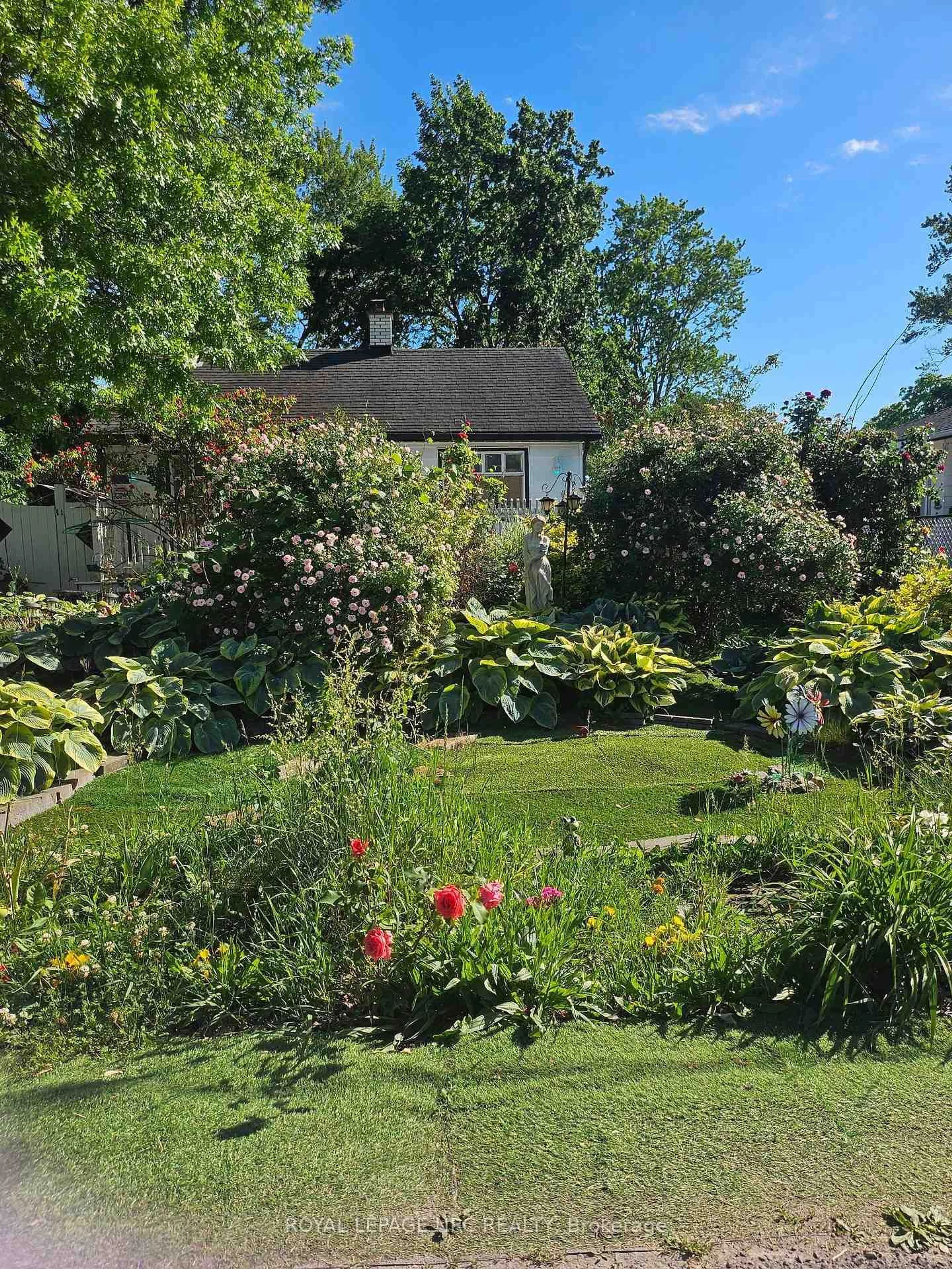 A pic from outside/outdoor area/front of a property/back of a property/a pic from drone, street for 7 Vera St, St. Catharines Ontario L2S 1C3