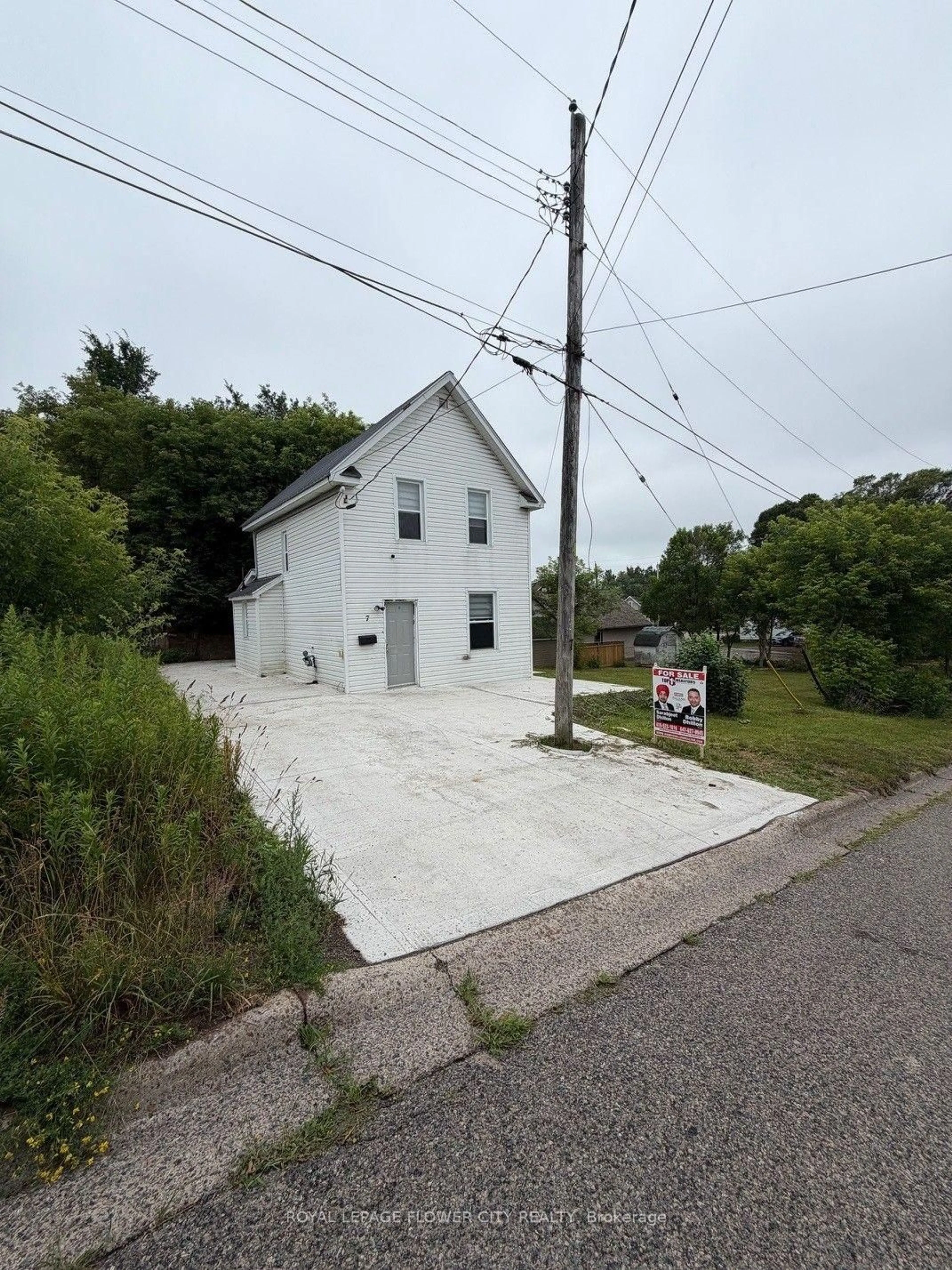 A pic from outside/outdoor area/front of a property/back of a property/a pic from drone, building for 7 Hearst St, Sault Ste Marie Ontario P6B 1J6