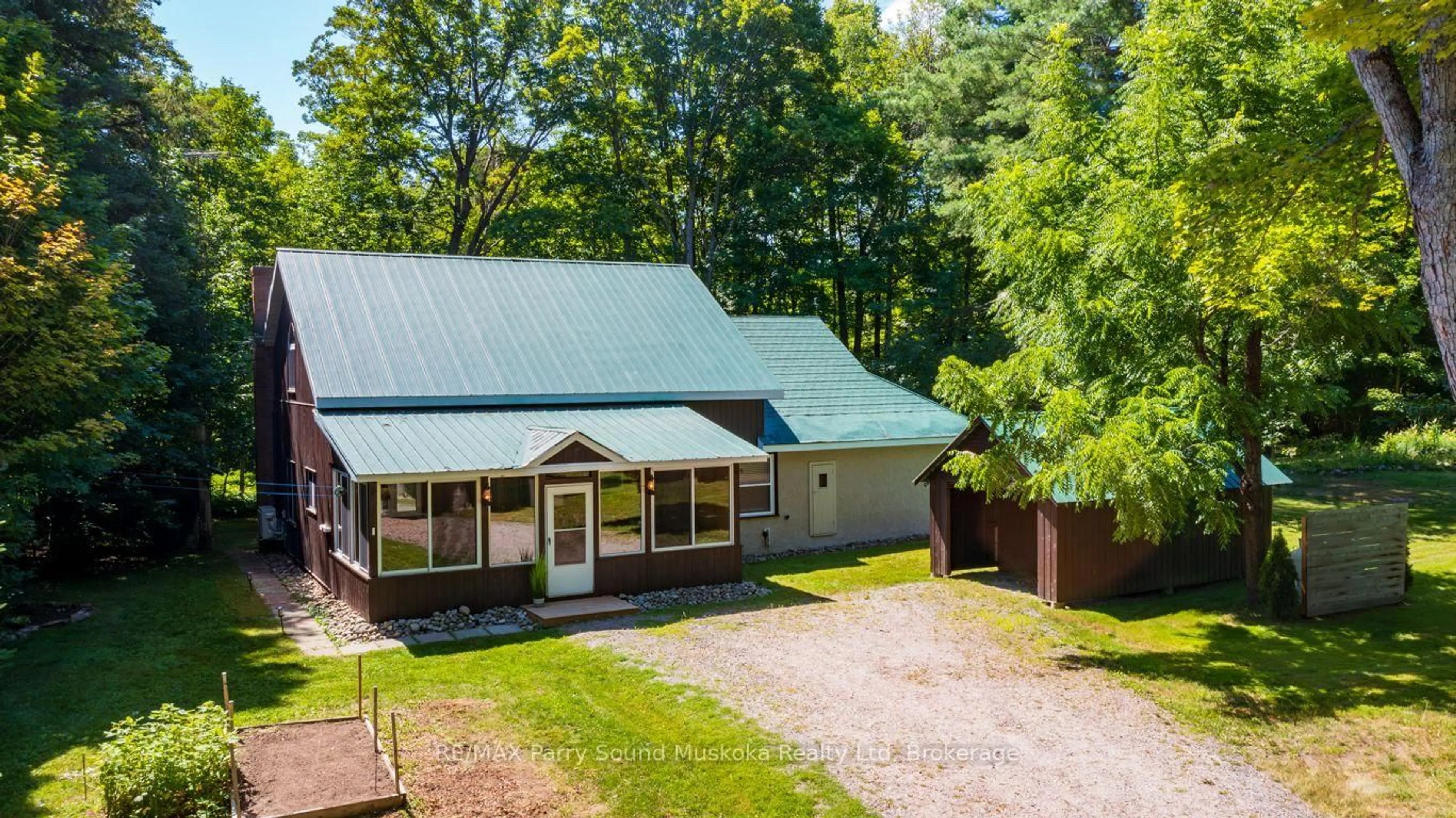A pic from outside/outdoor area/front of a property/back of a property/a pic from drone, unknown for 15 Victoria St, Seguin Ontario P0C 1J0