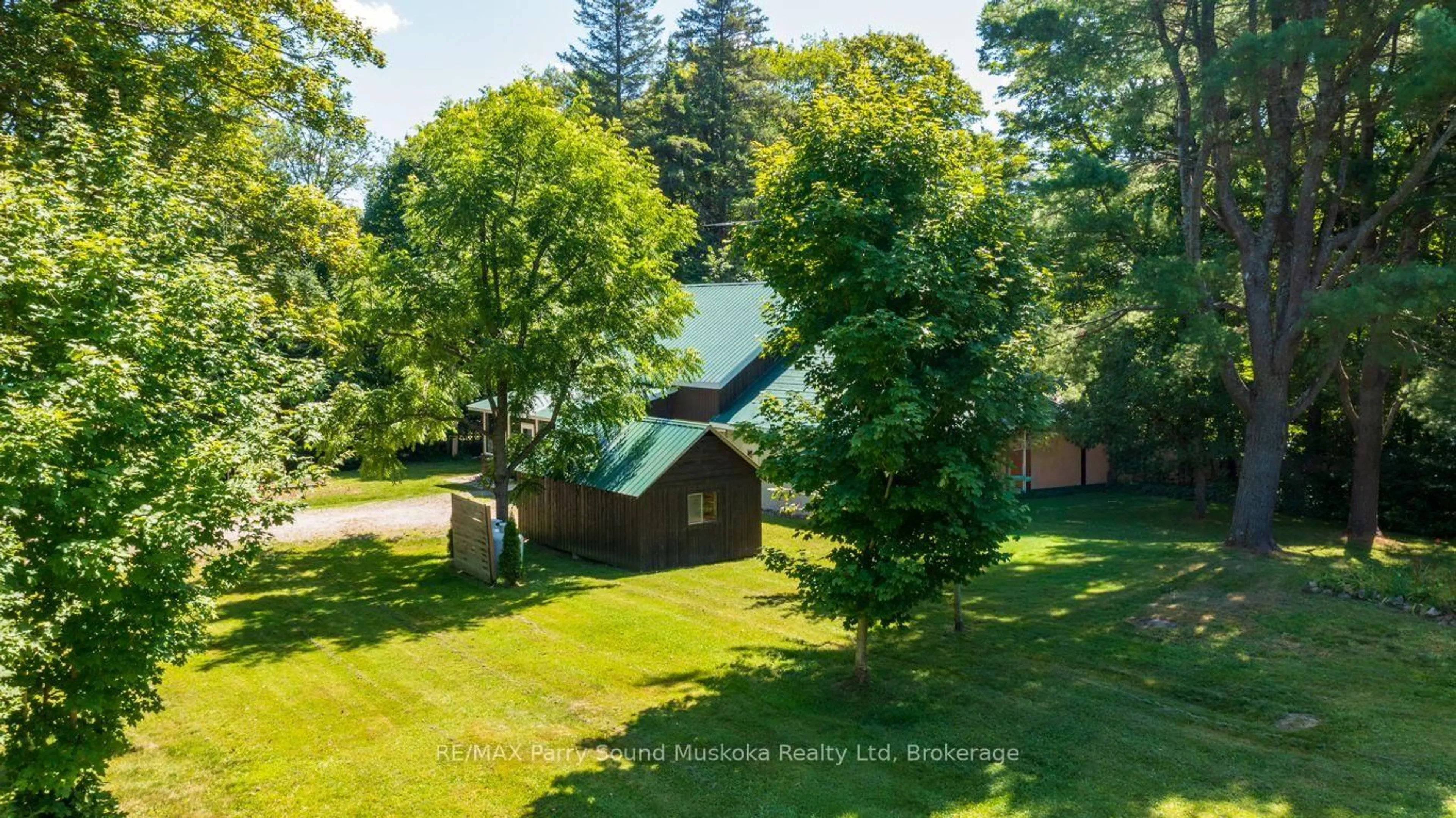 A pic from outside/outdoor area/front of a property/back of a property/a pic from drone, unknown for 15 Victoria St, Seguin Ontario P0C 1J0