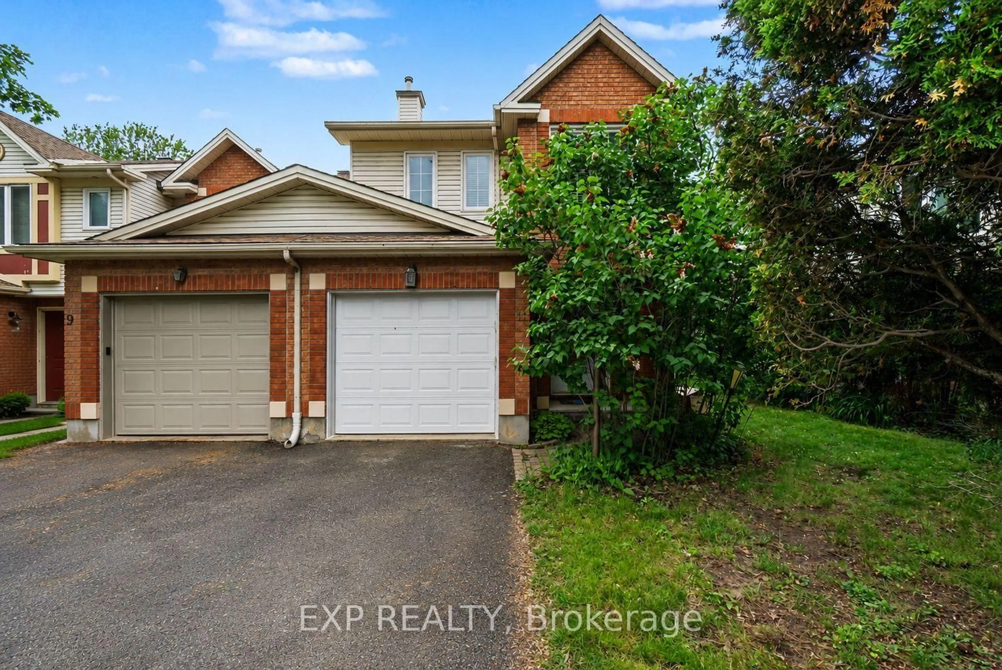 A pic from outside/outdoor area/front of a property/back of a property/a pic from drone, street for 11 Longshire Circ, Ottawa Ontario K2J 4K7