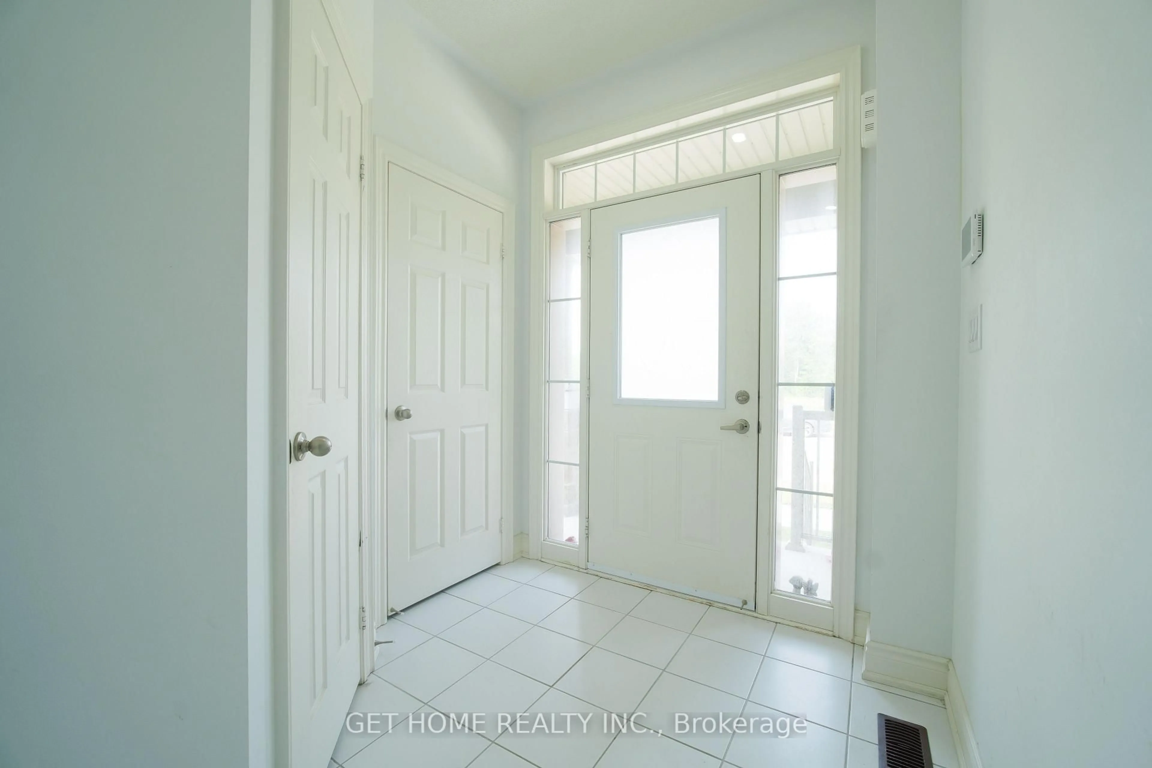 Indoor entryway for 114 Attwater Dr, Cambridge Ontario N1T 0G6