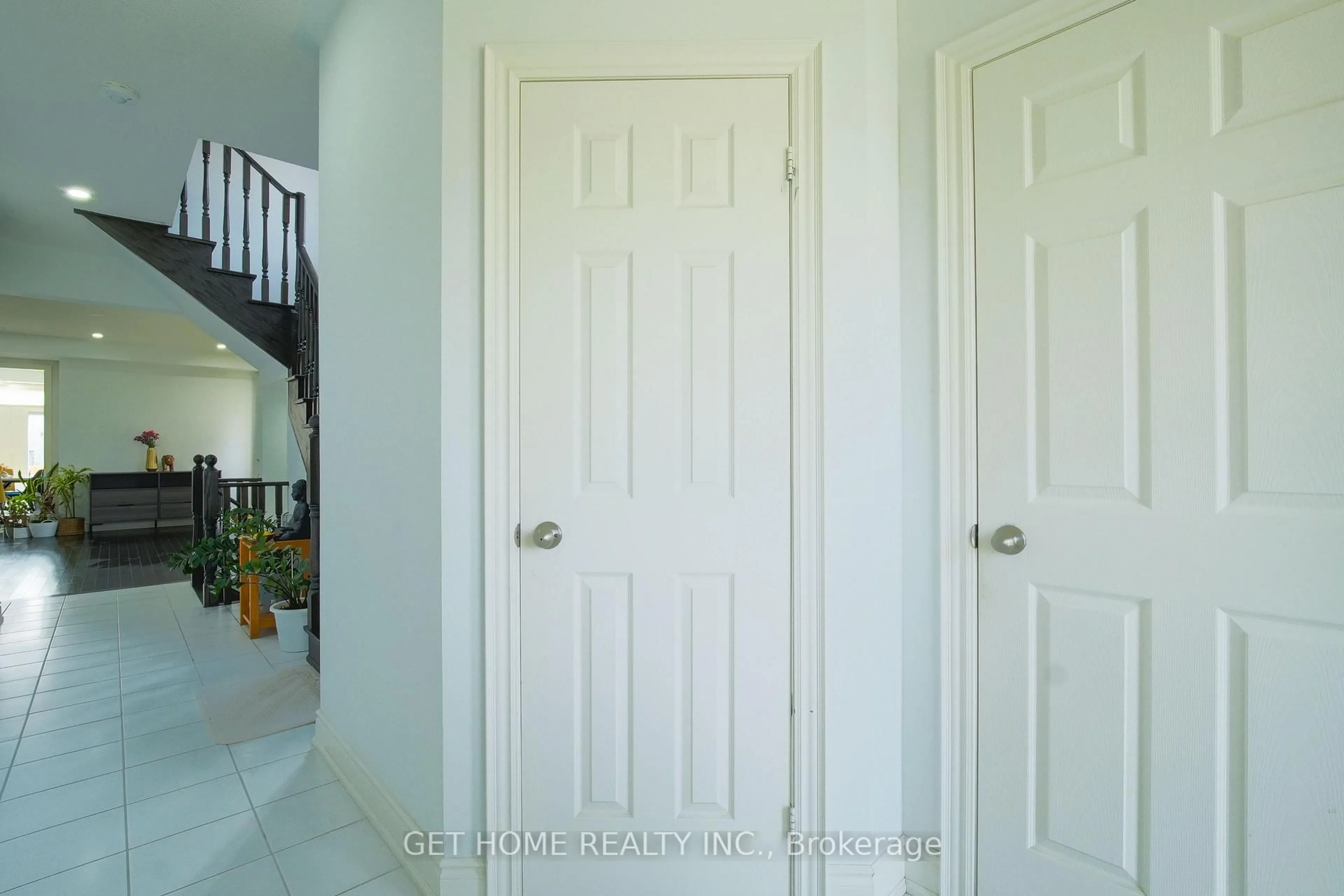 Indoor entryway for 114 Attwater Dr, Cambridge Ontario N1T 0G6