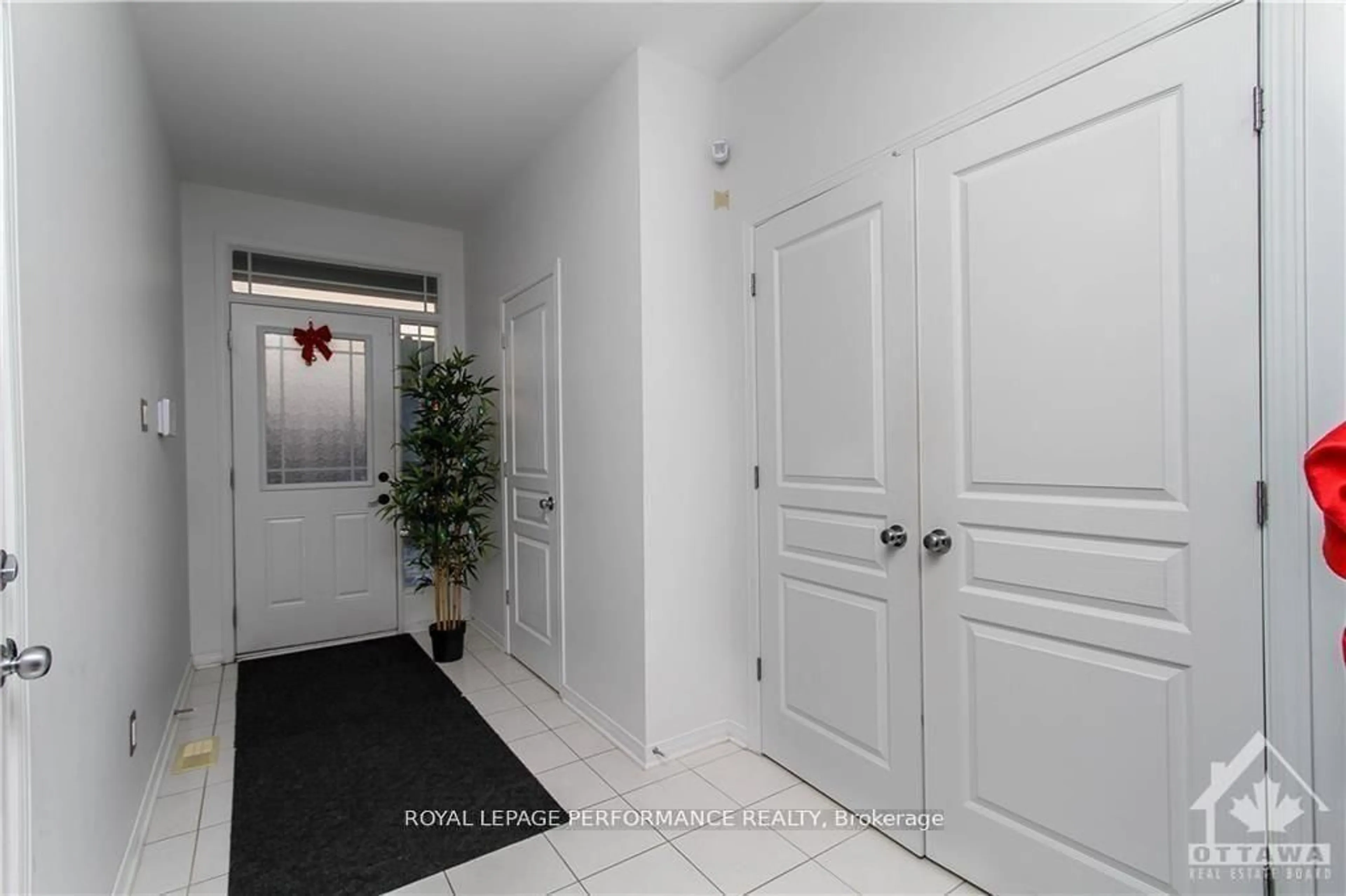 Indoor entryway for 829 Percifor Way, Ottawa Ontario K1W 0C9
