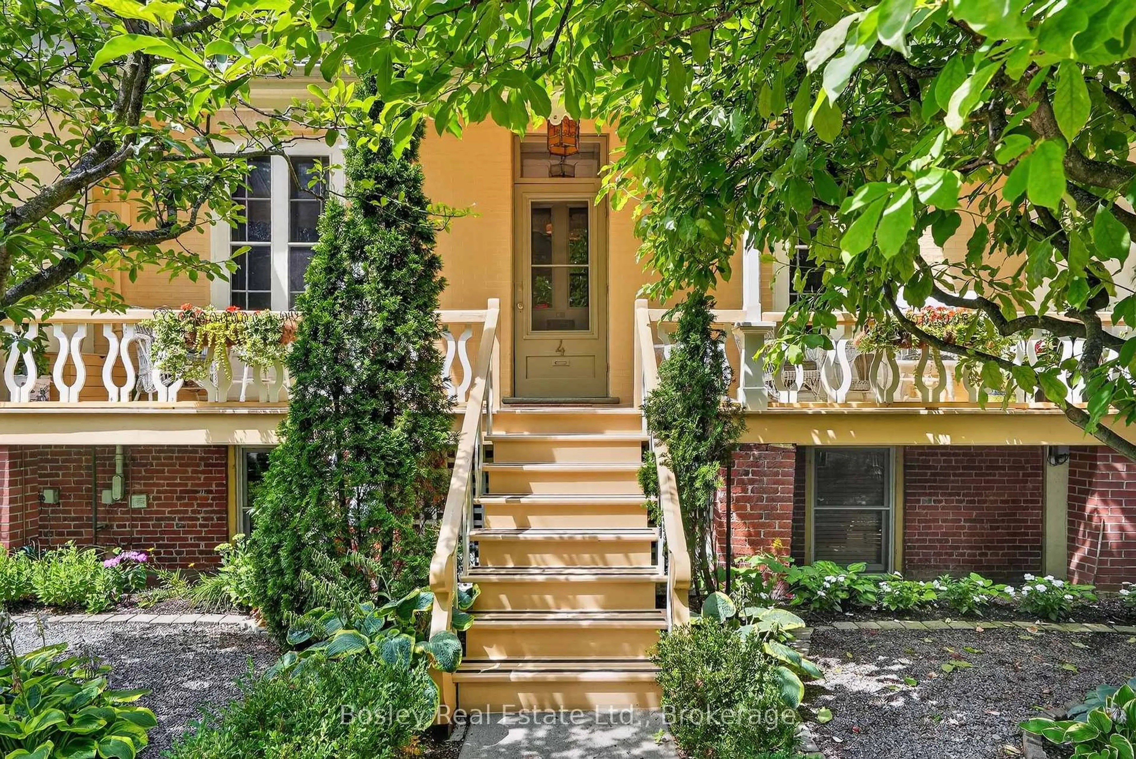 Indoor entryway for 4 Baldwin St, Port Hope Ontario L1A 1S1