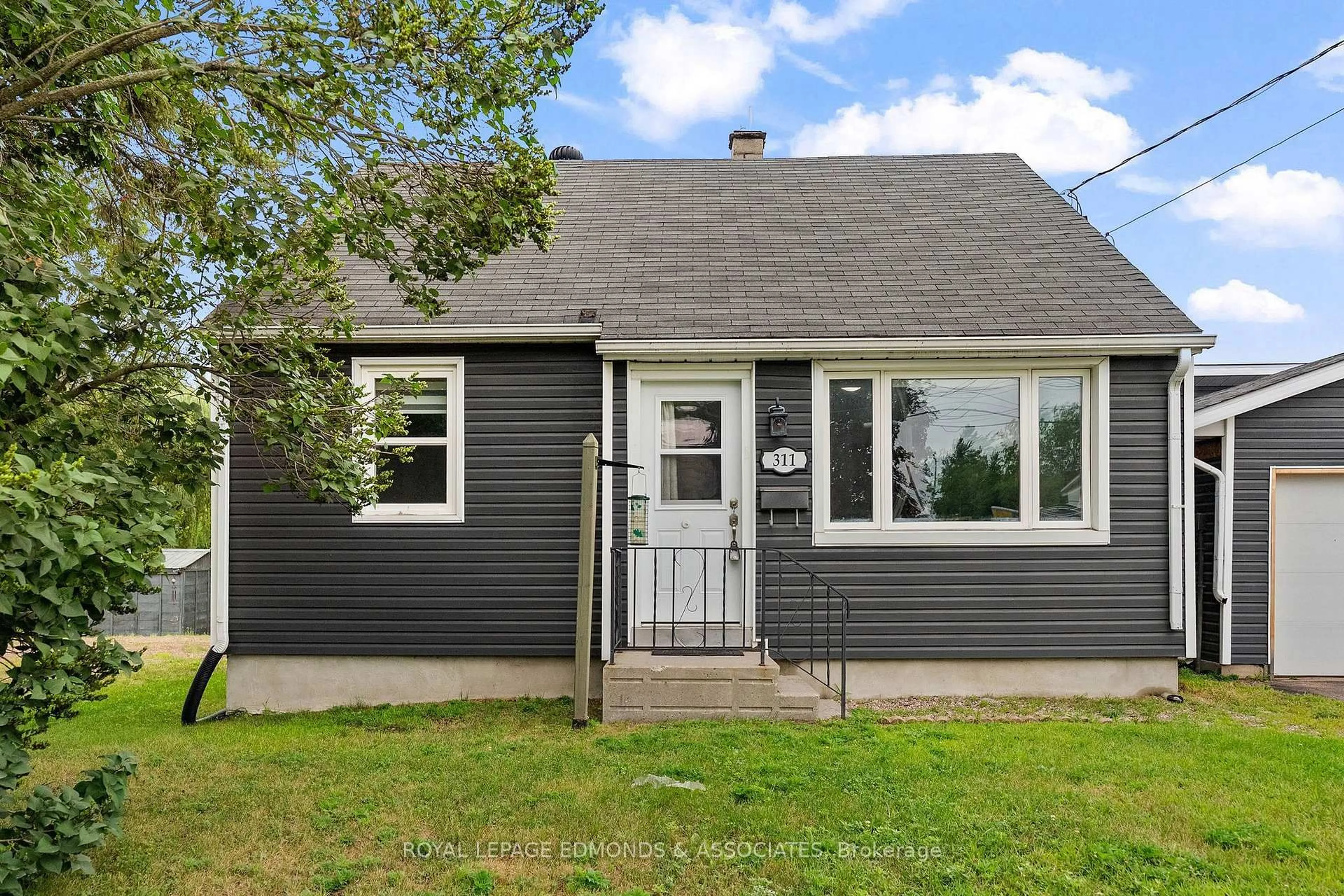 Home with vinyl exterior material, street for 311 Julien St, Pembroke Ontario K8A 3P6