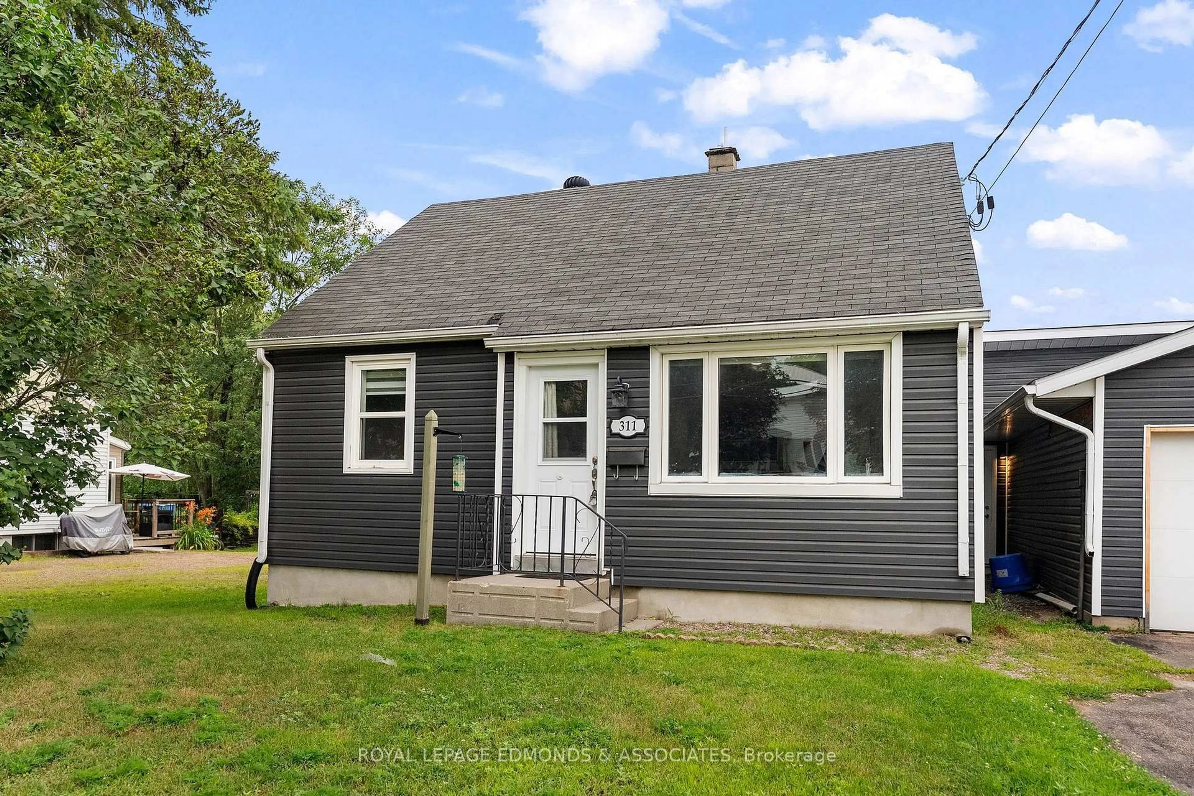 Home with vinyl exterior material, street for 311 Julien St, Pembroke Ontario K8A 3P6
