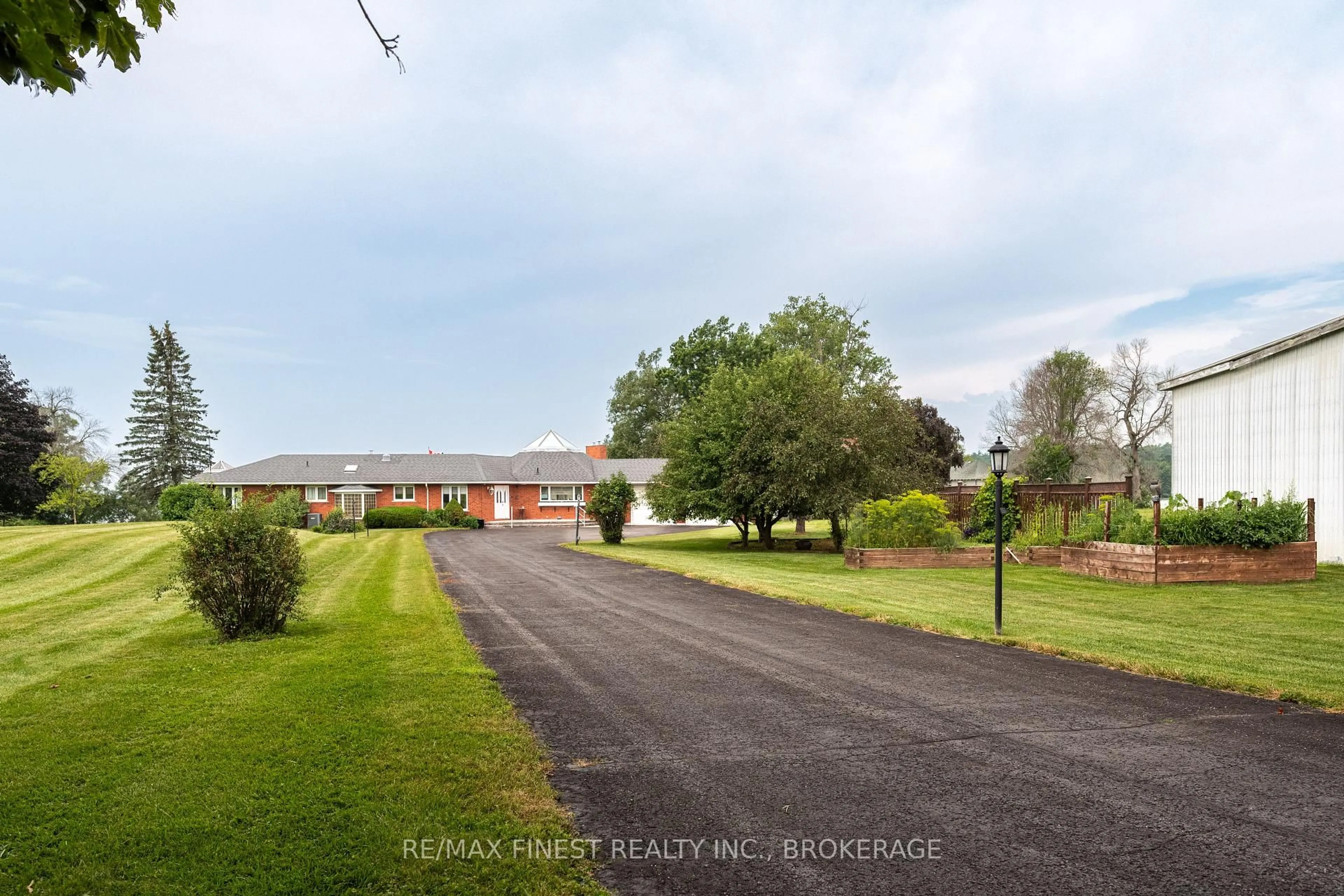 A pic from outside/outdoor area/front of a property/back of a property/a pic from drone, unknown for 32 Howe Island Dr, Gananoque Ontario K7G 2V6