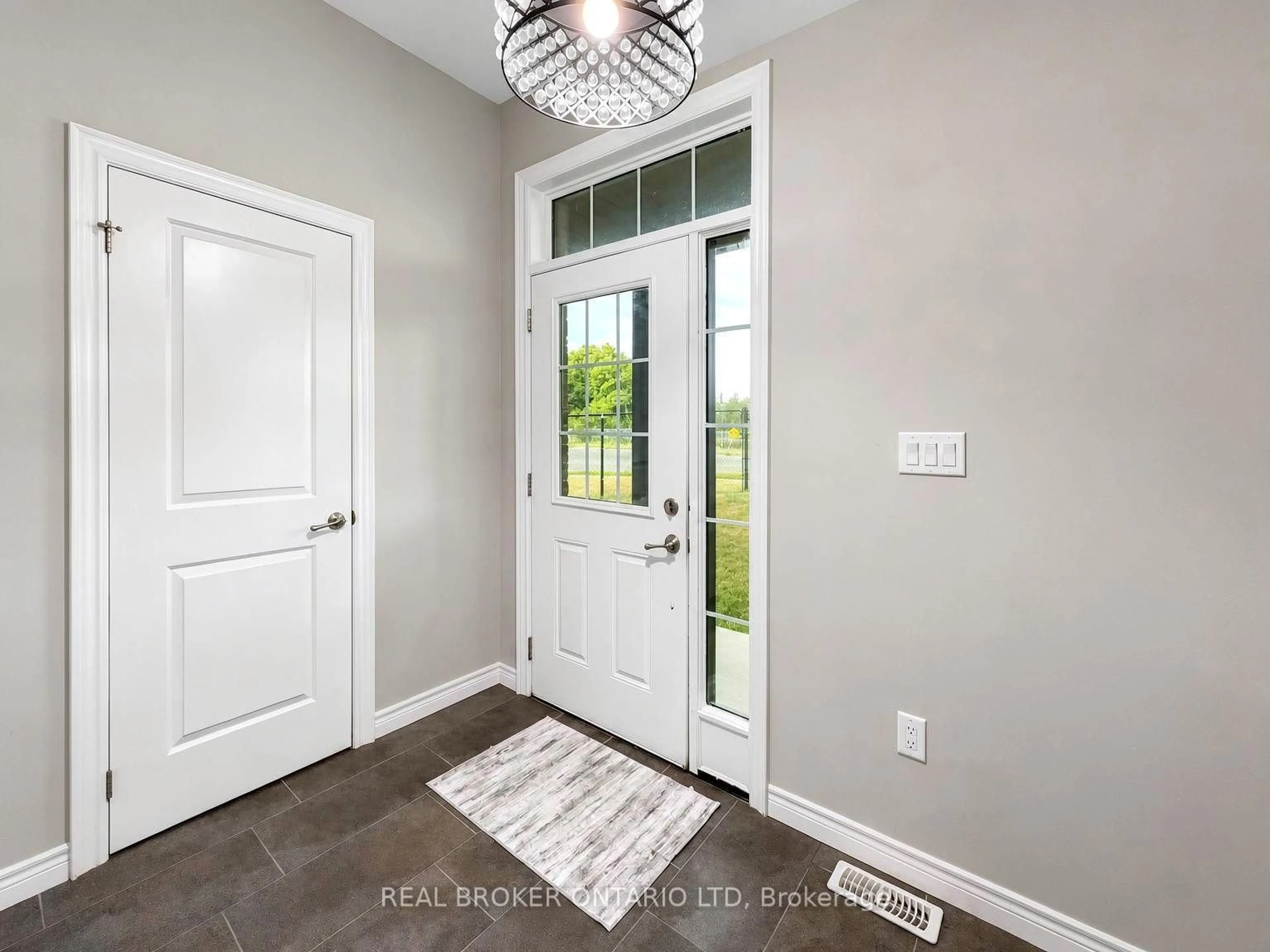 Indoor entryway for 1054 Oakcrossing Gate #52, London North Ontario N6H 0E9