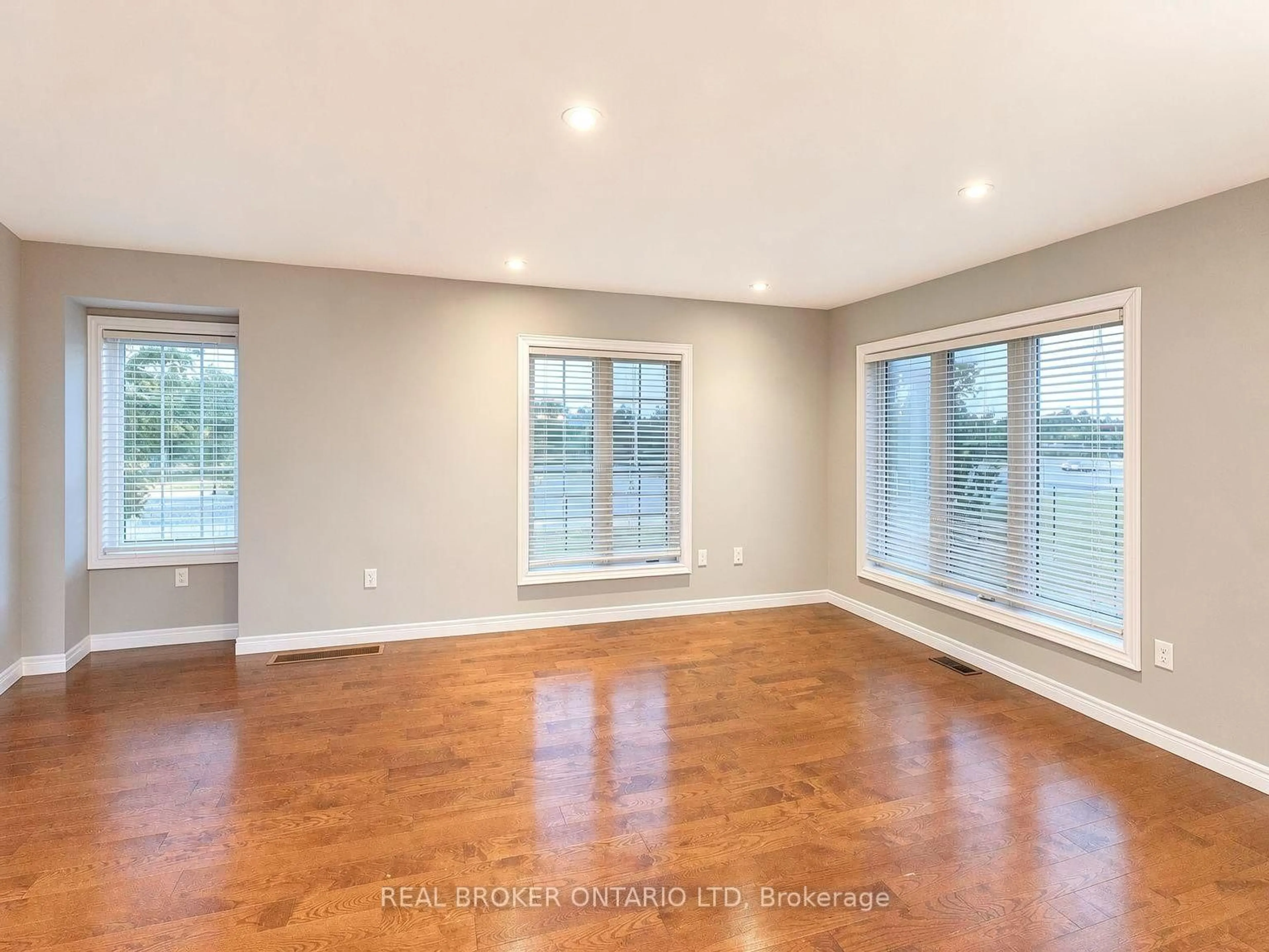 A pic of a room for 1054 Oakcrossing Gate #52, London North Ontario N6H 0E9