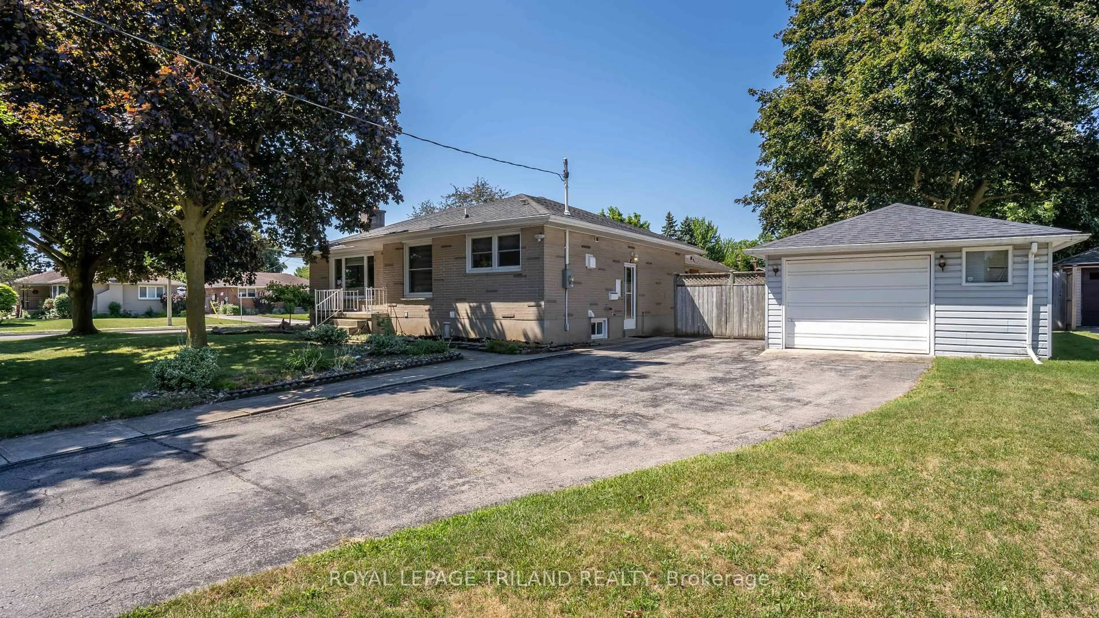 A pic from outside/outdoor area/front of a property/back of a property/a pic from drone, street for 171 DAWN Dr, London East Ontario N5W 4W9