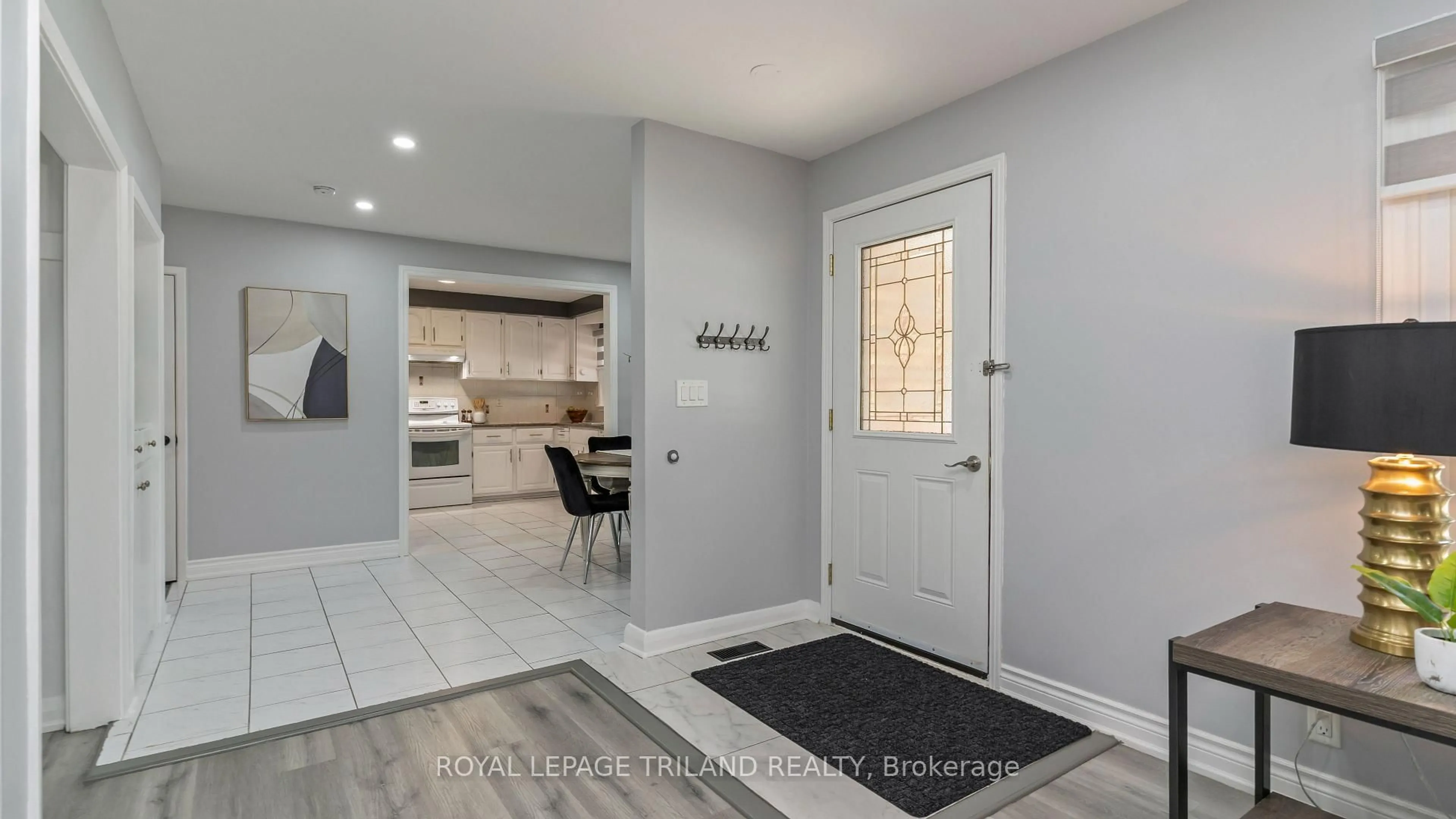 Indoor entryway for 171 DAWN Dr, London East Ontario N5W 4W9