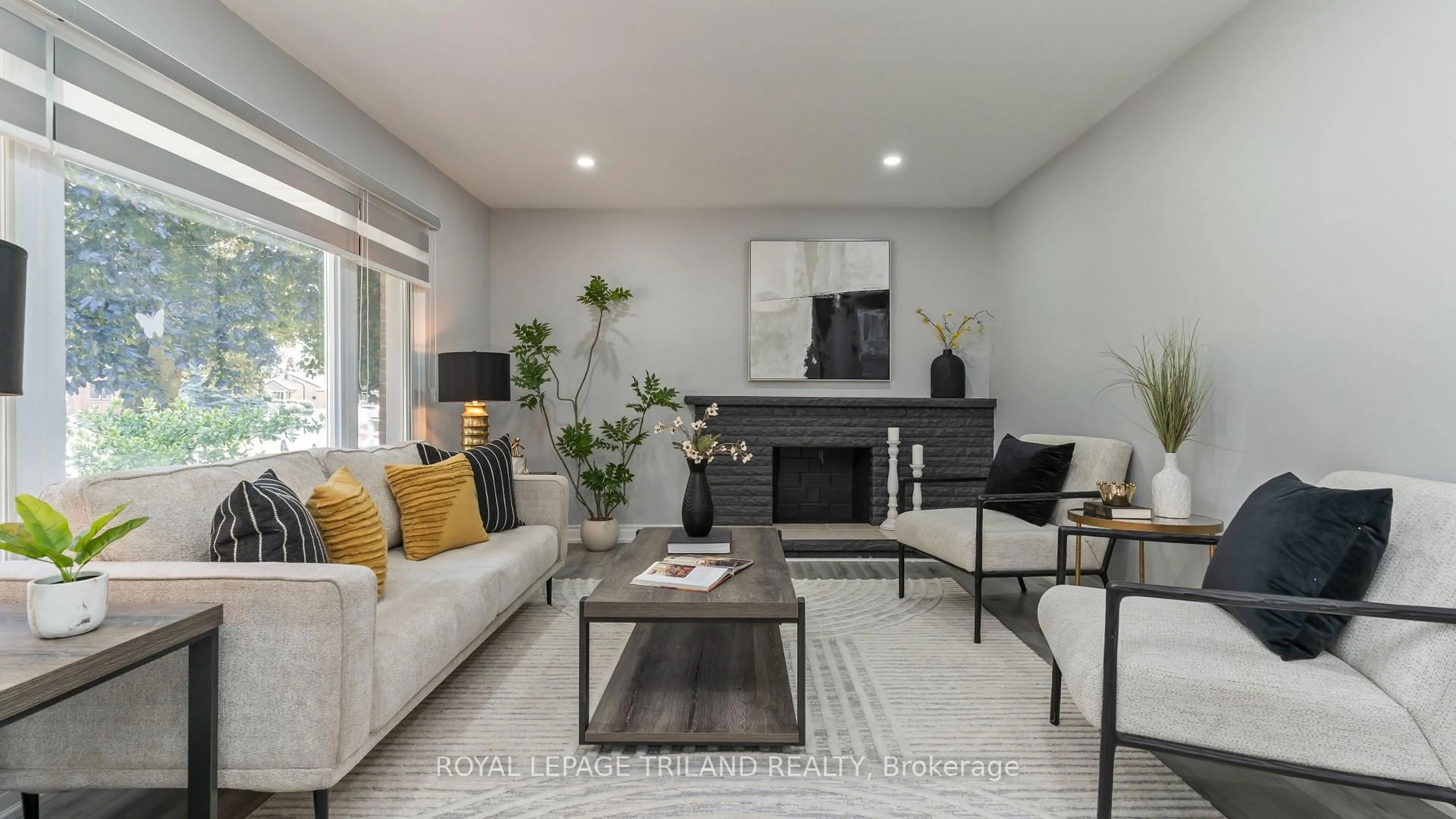 Living room with furniture, unknown for 171 DAWN Dr, London East Ontario N5W 4W9