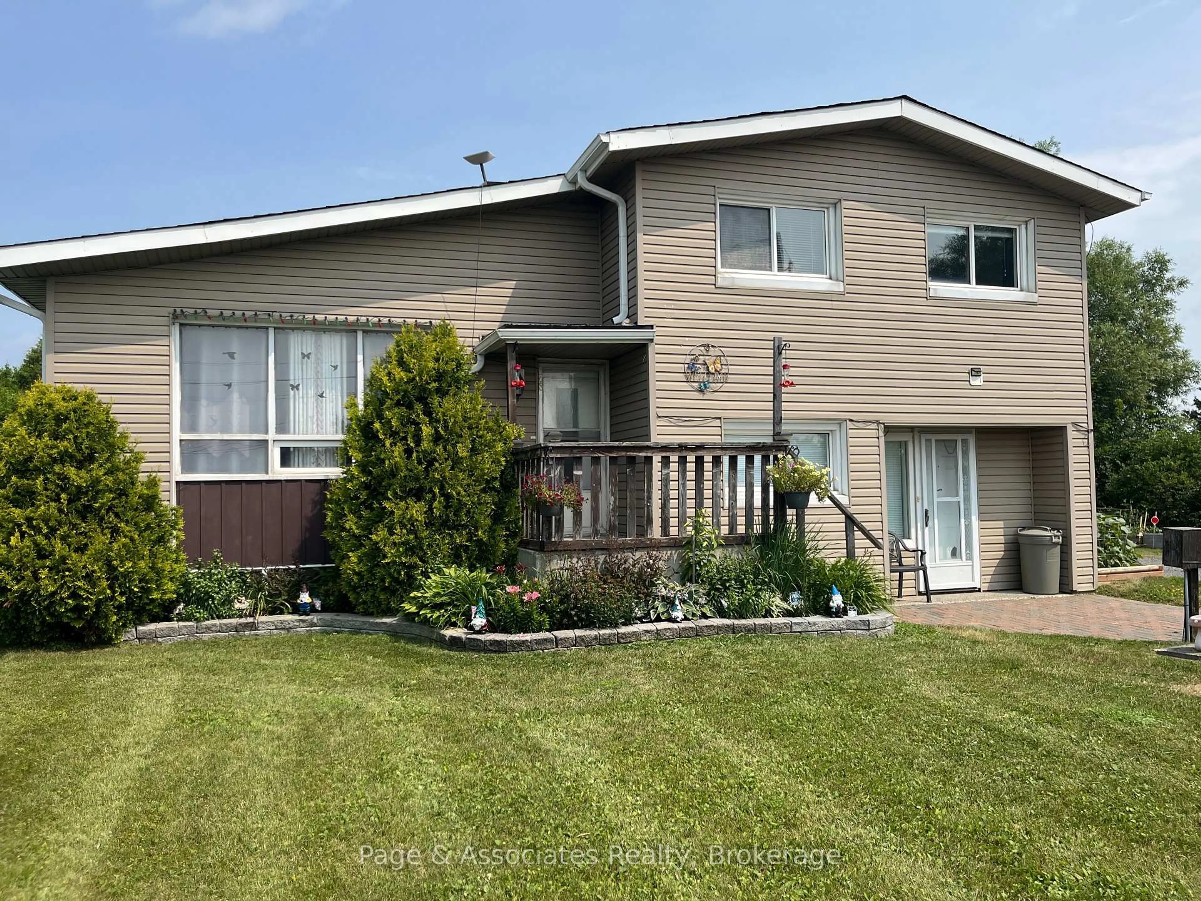Home with vinyl exterior material, unknown for 10841 Highway 17, West Nipissing Ontario P0H 2M0