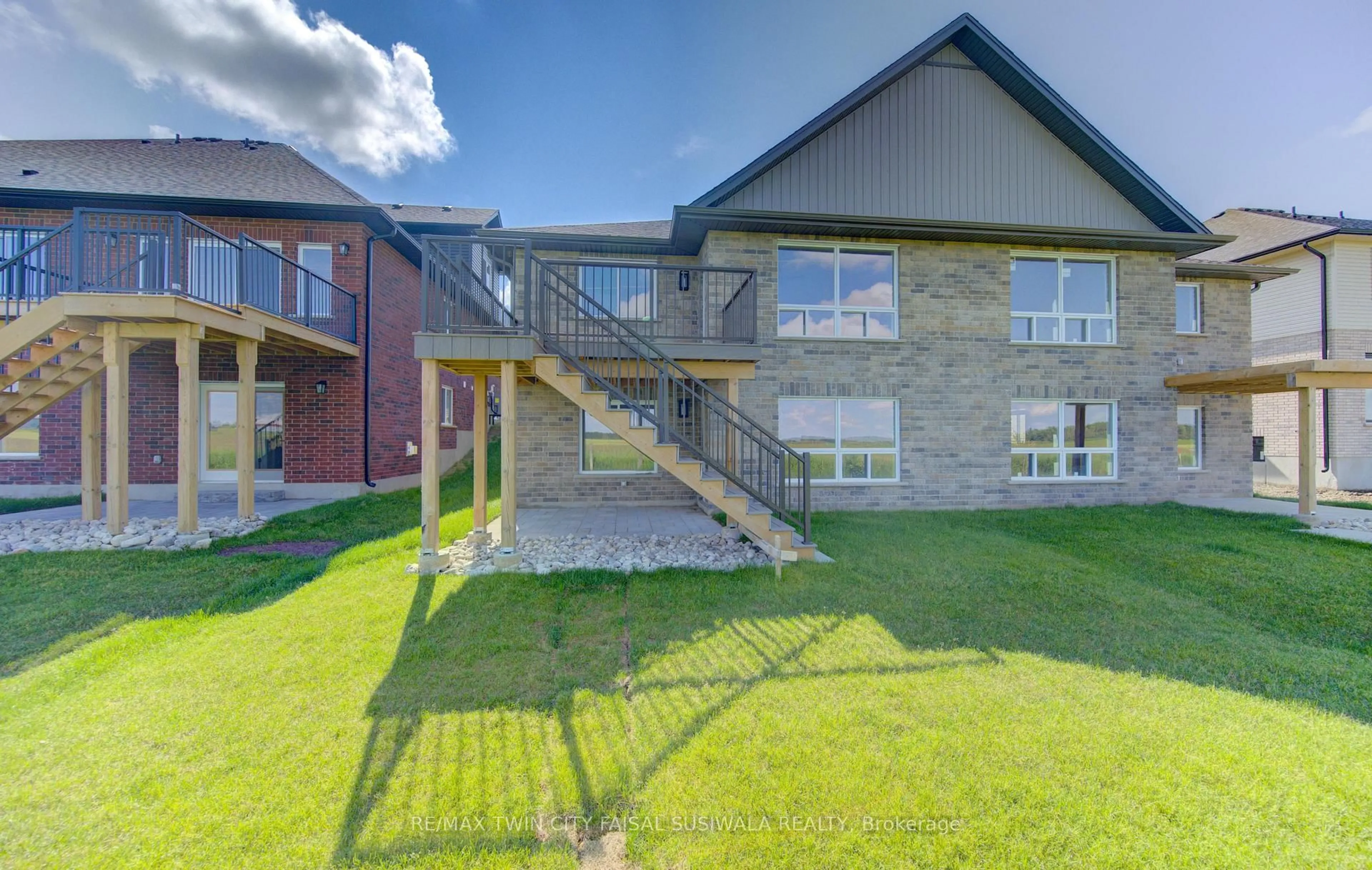 A pic from outside/outdoor area/front of a property/back of a property/a pic from drone, building for 100 BEDELL Dr, Mapleton Ontario N0G 1P0