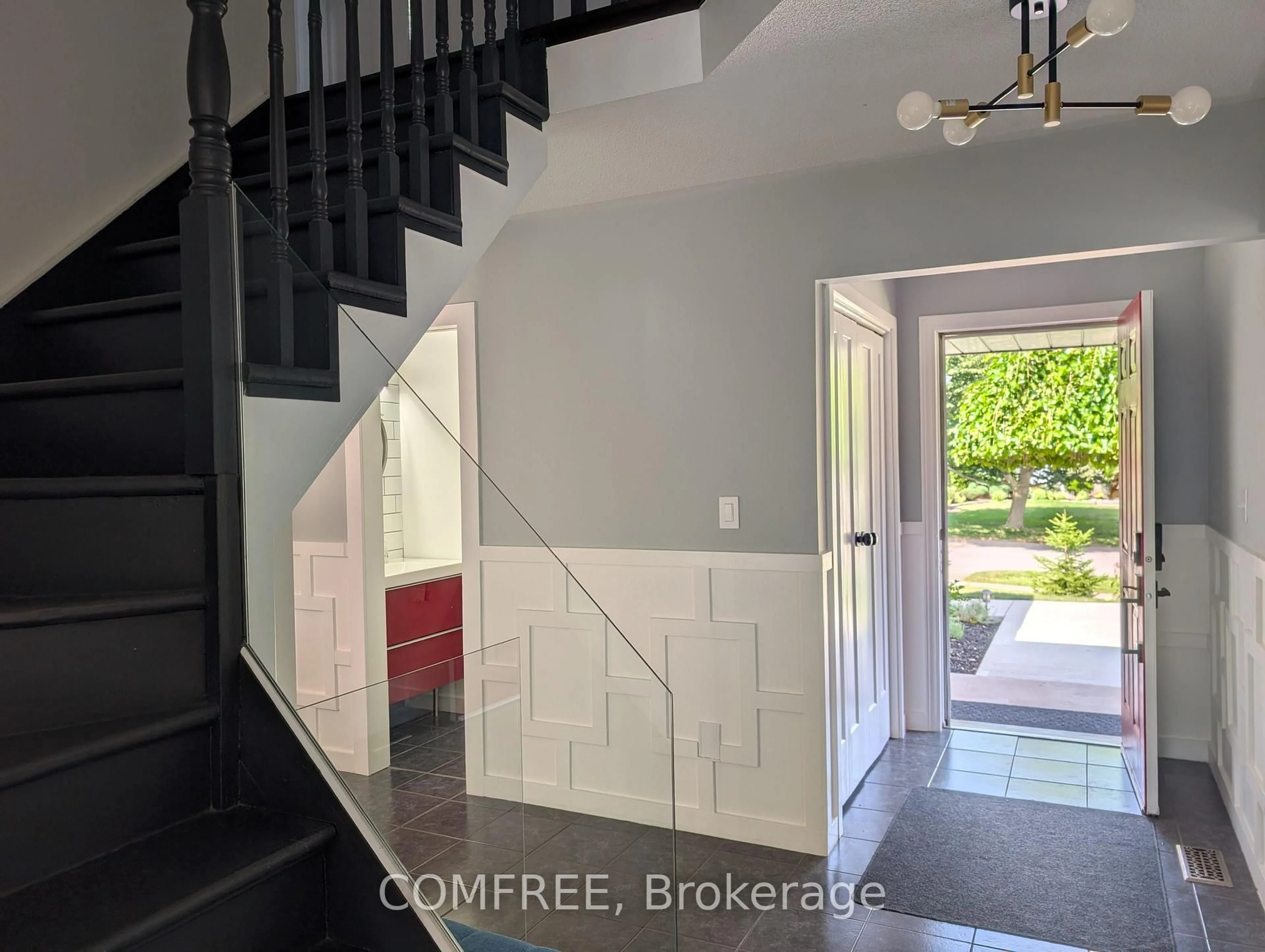 Indoor entryway for 12 Millbridge Cres, Pelham Ontario L0S 1E1