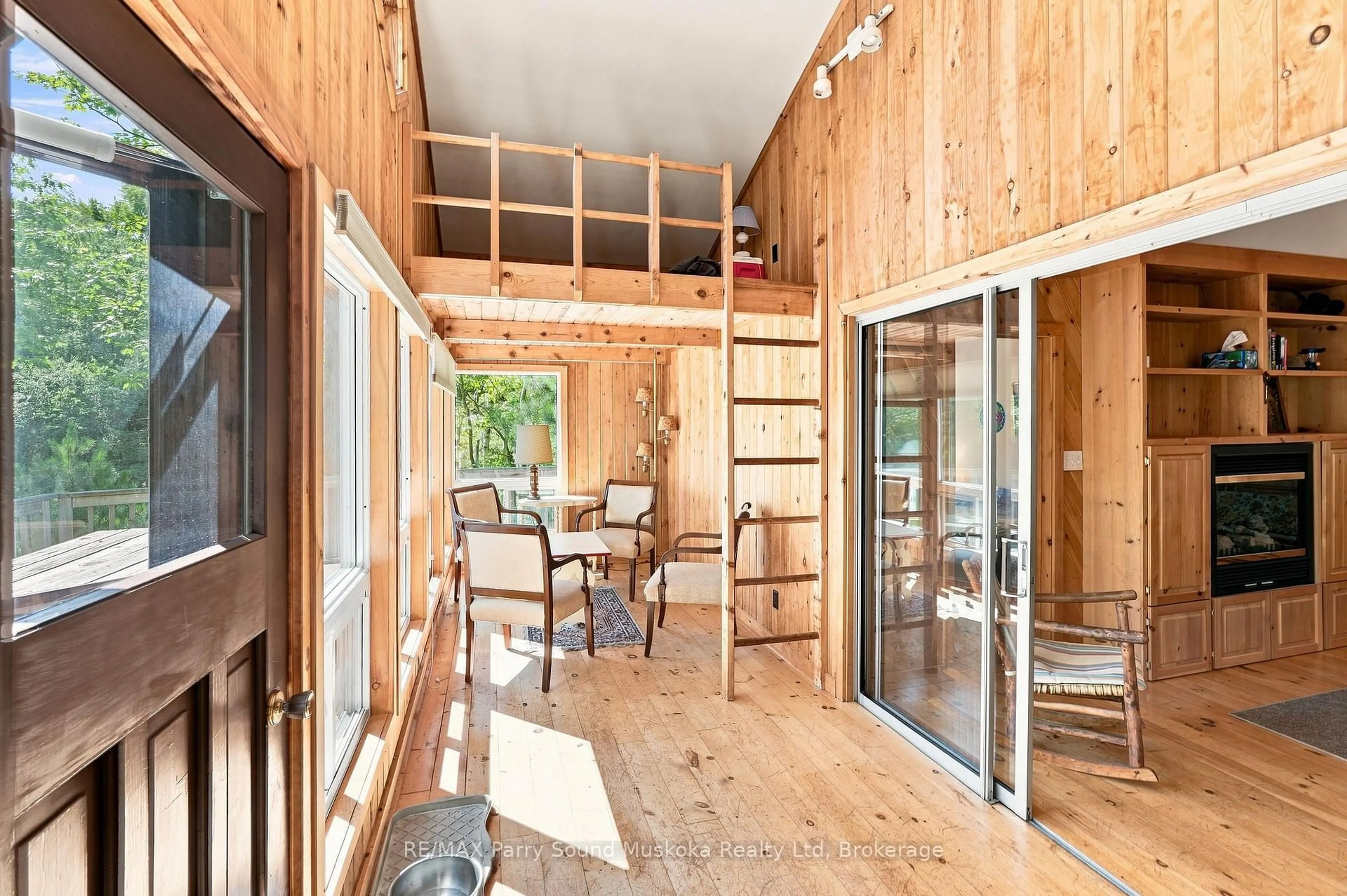 Indoor foyer for 889 185 WA Horseshoe Lake, Seguin Ontario P2A 2W8