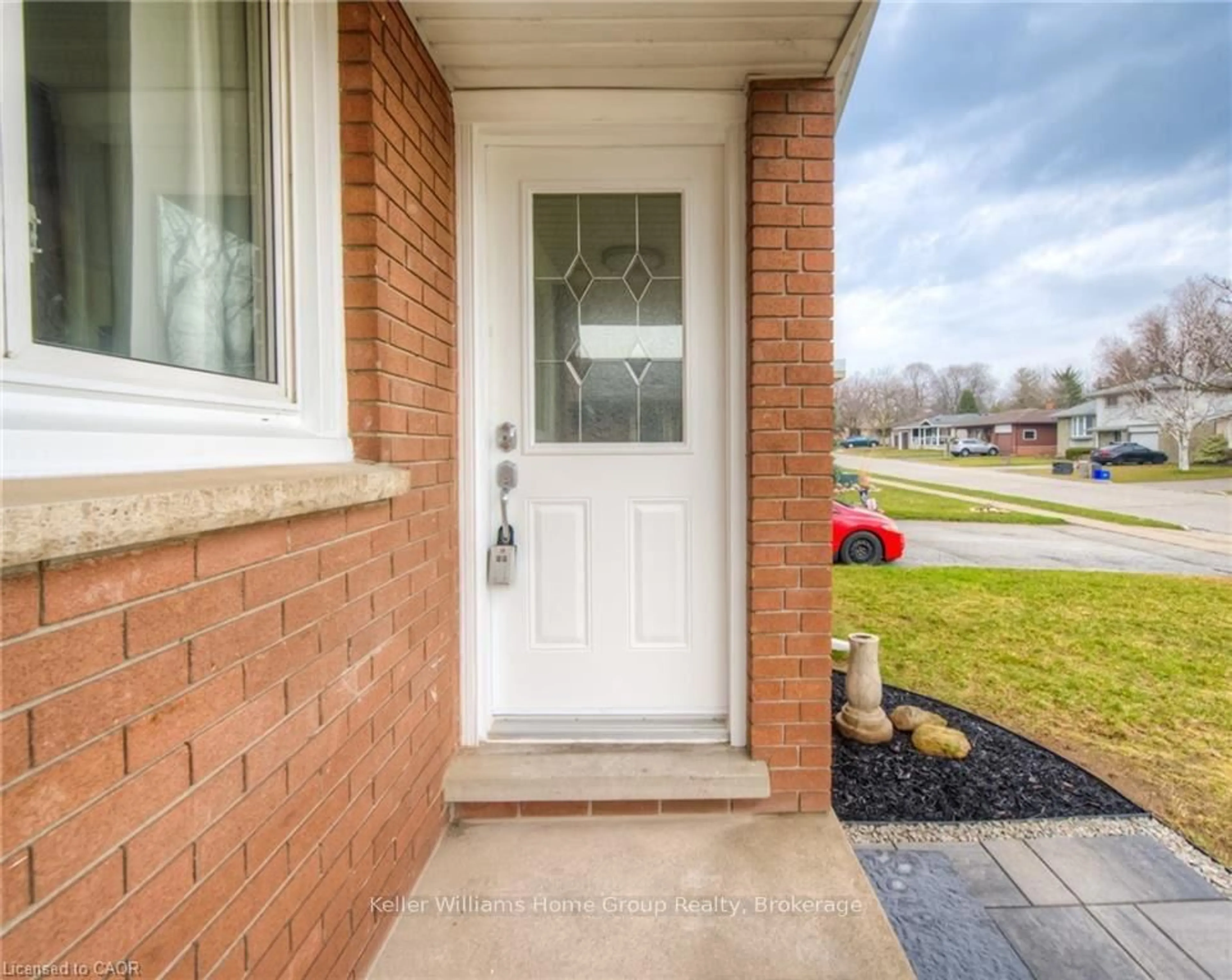 Indoor entryway for 248 Cyrus St, Cambridge Ontario N3H 1H3