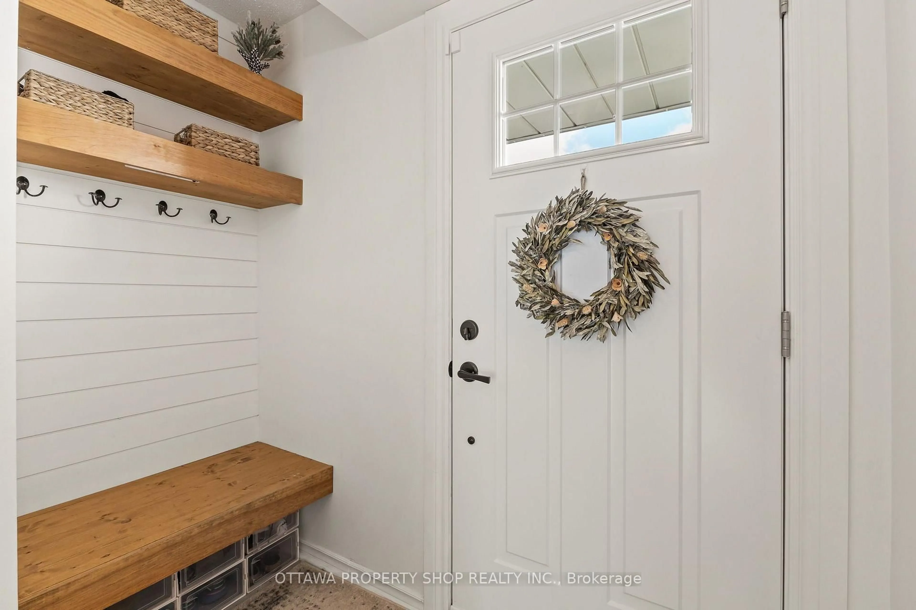 Indoor entryway for 4006 Eady Crt, Ottawa Ontario K1J 8X6