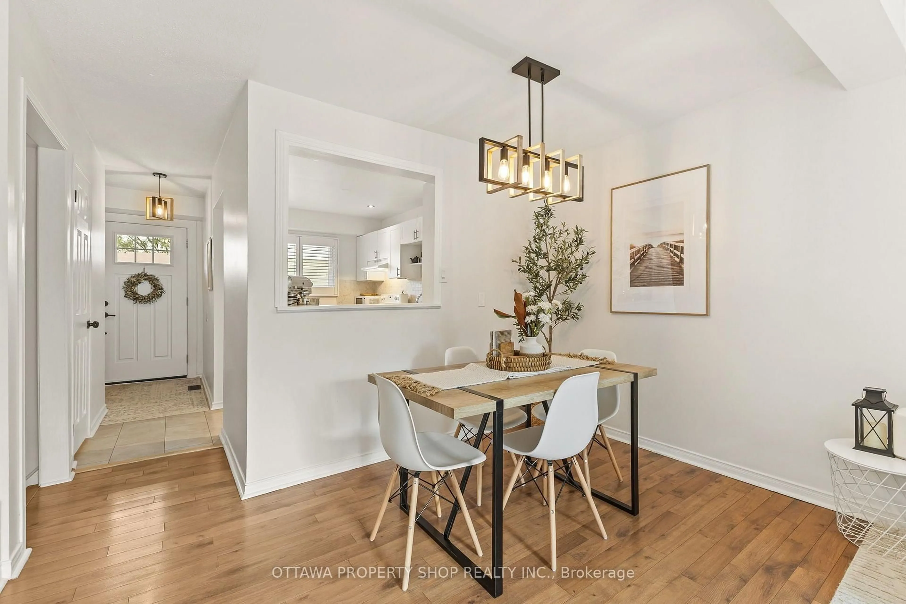 Dining room, wood/laminate floor for 4006 Eady Crt, Ottawa Ontario K1J 8X6