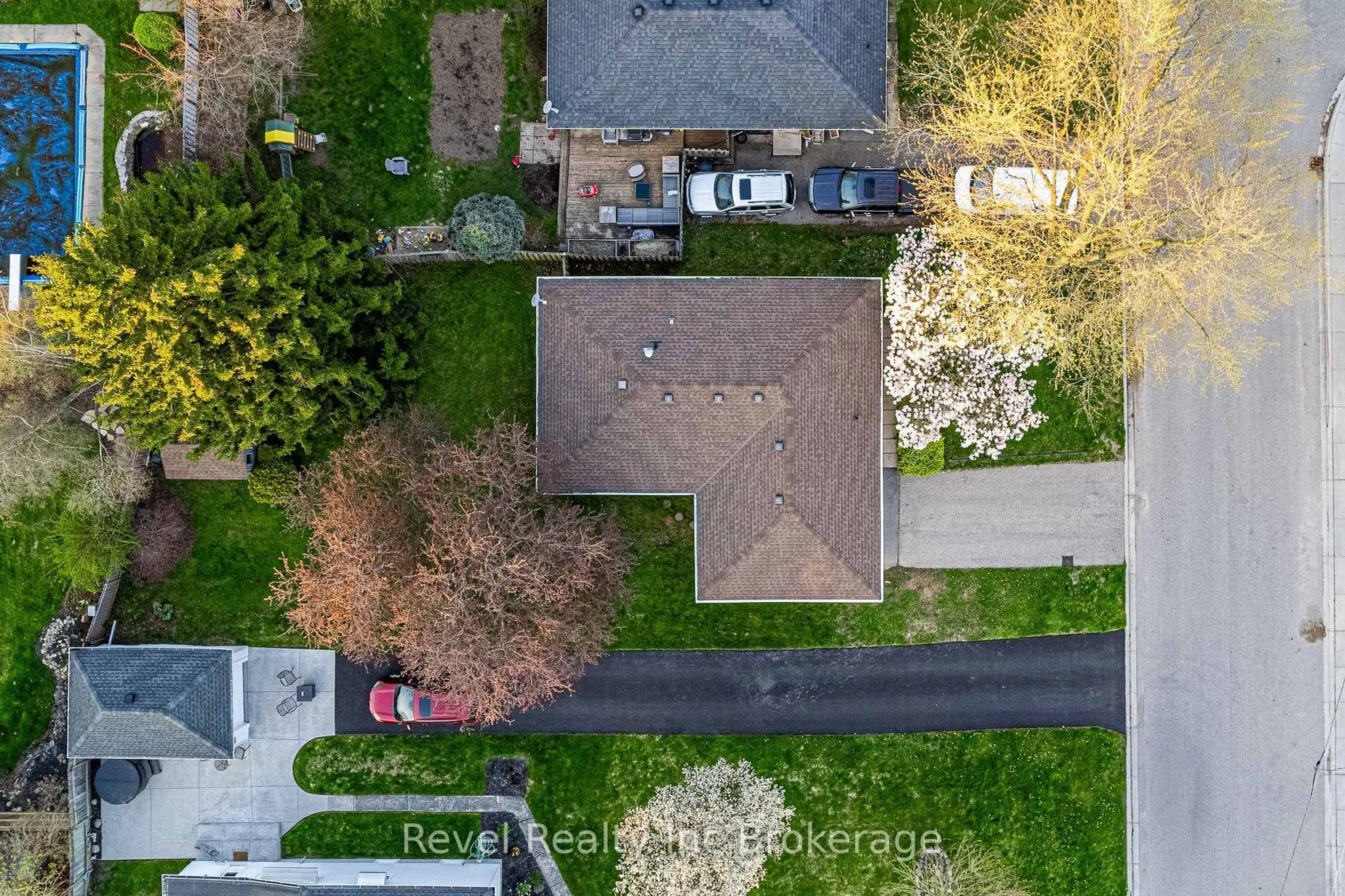 A pic from outside/outdoor area/front of a property/back of a property/a pic from drone, street for 311 Tunis St, Ingersoll Ontario N5C 1W9