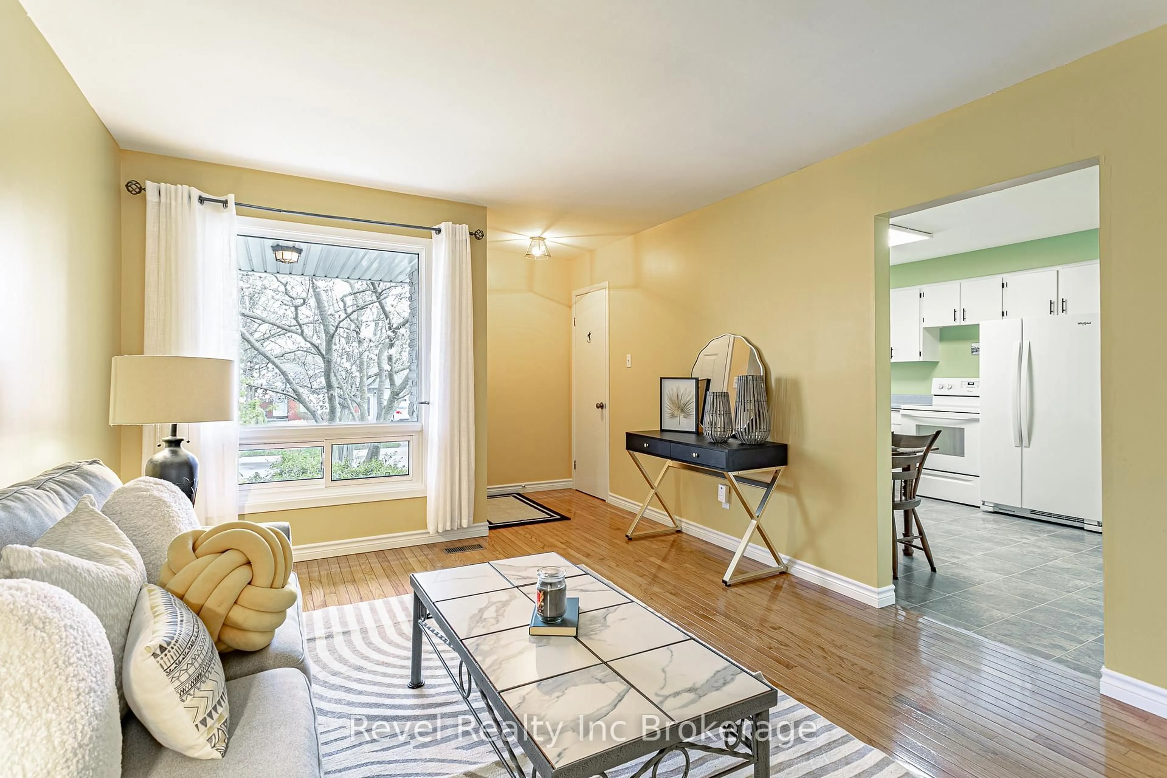 Living room with furniture, wood/laminate floor for 311 Tunis St, Ingersoll Ontario N5C 1W9