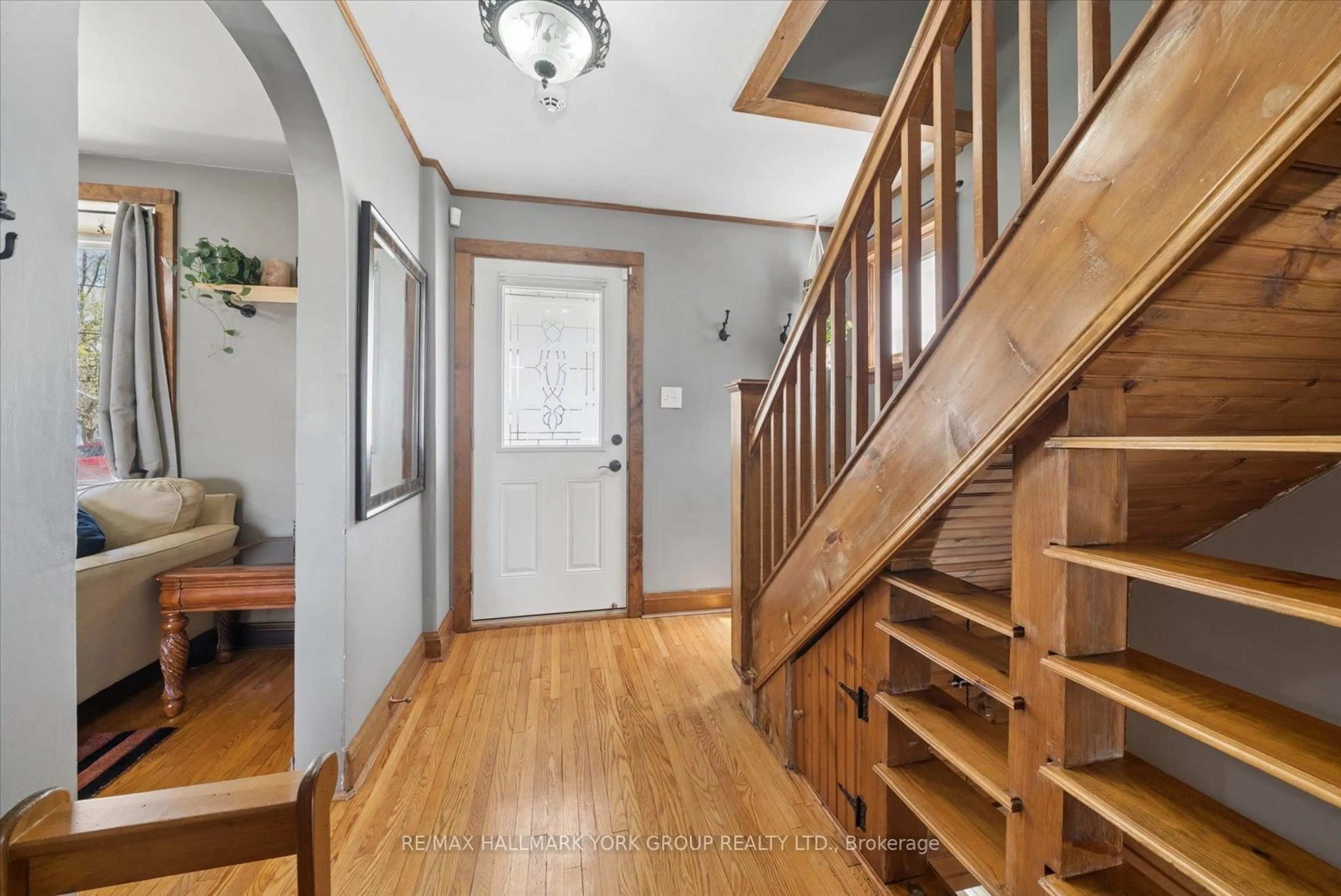Indoor entryway for 27 St Paul St, Kawartha Lakes Ontario K9V 1S3
