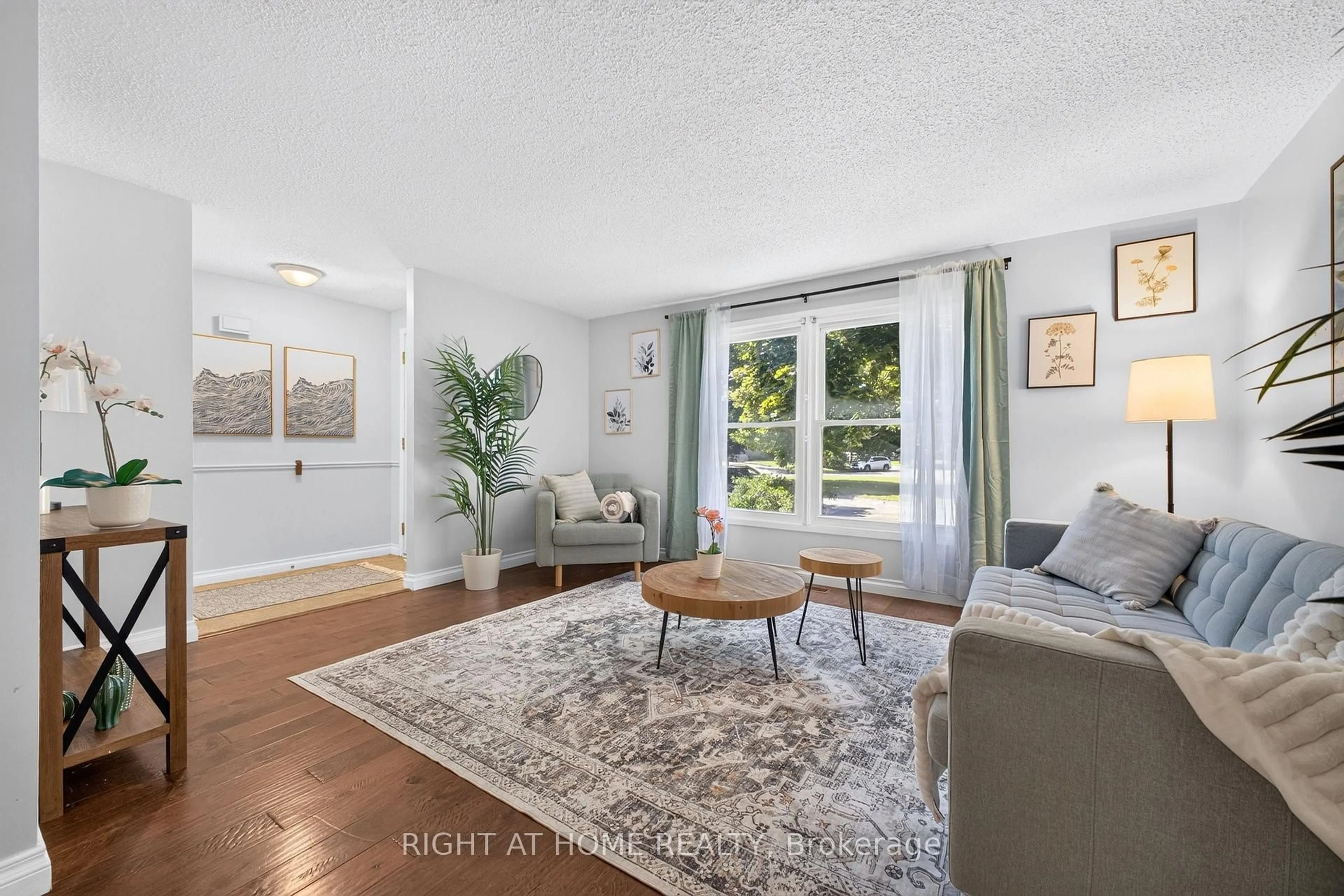 Living room with furniture, unknown for 6 Bardadyn Crt, St. Catharines Ontario L2N 6R2