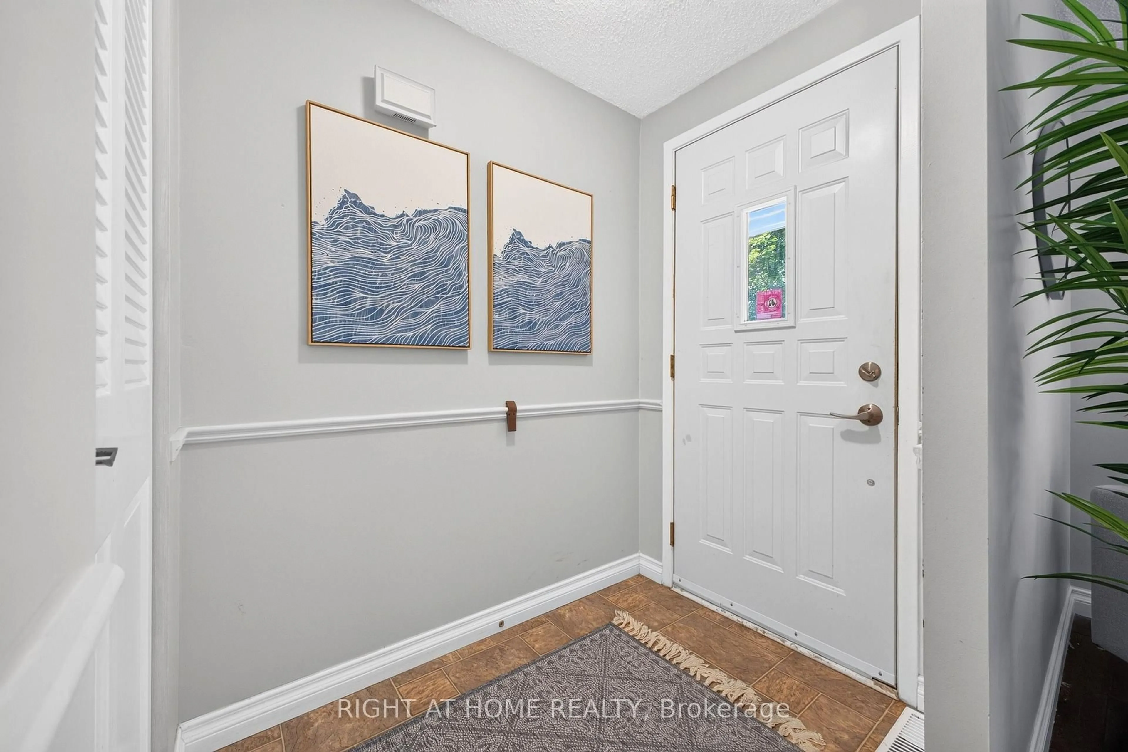 Indoor entryway for 6 Bardadyn Crt, St. Catharines Ontario L2N 6R2
