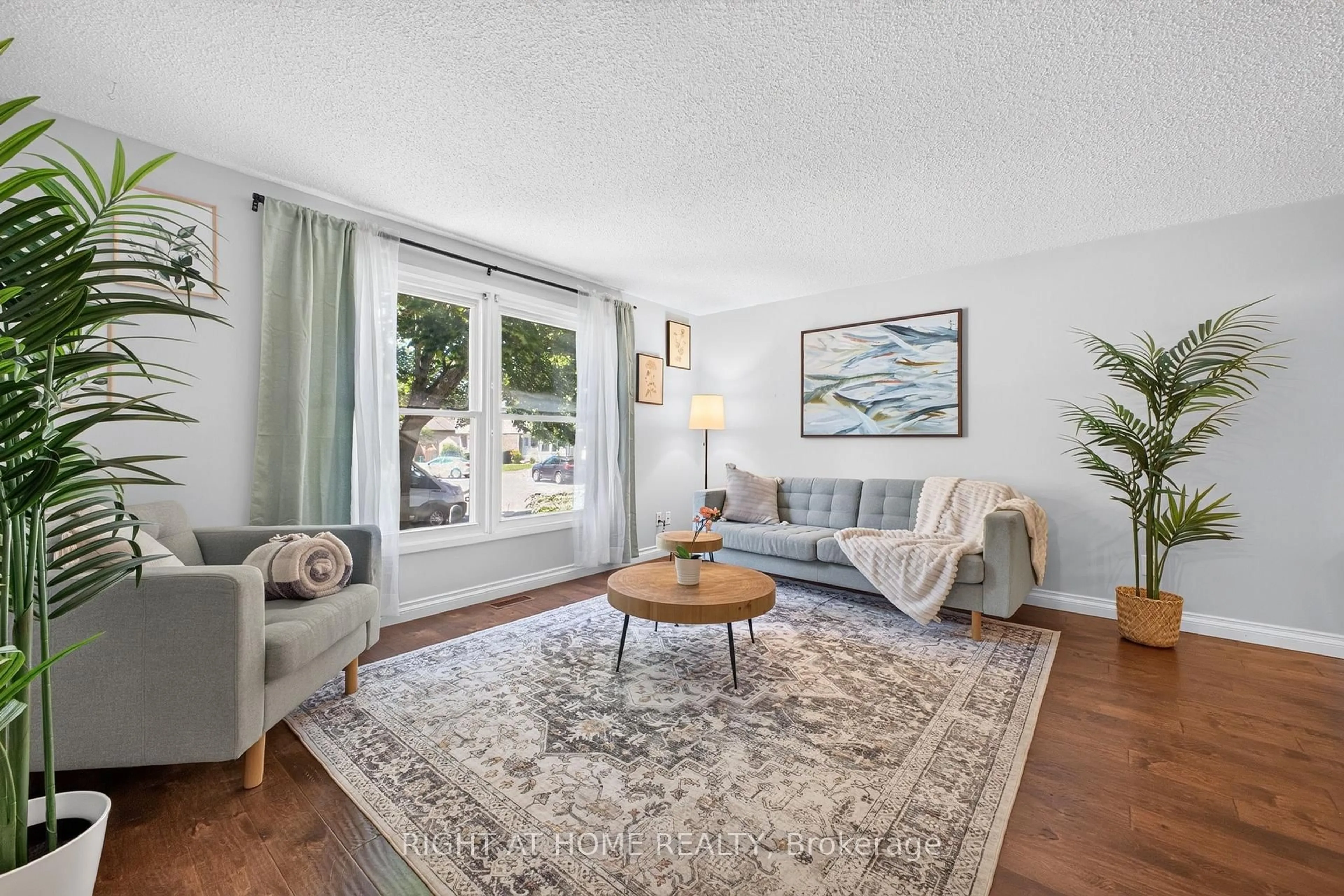 Living room with furniture, unknown for 6 Bardadyn Crt, St. Catharines Ontario L2N 6R2