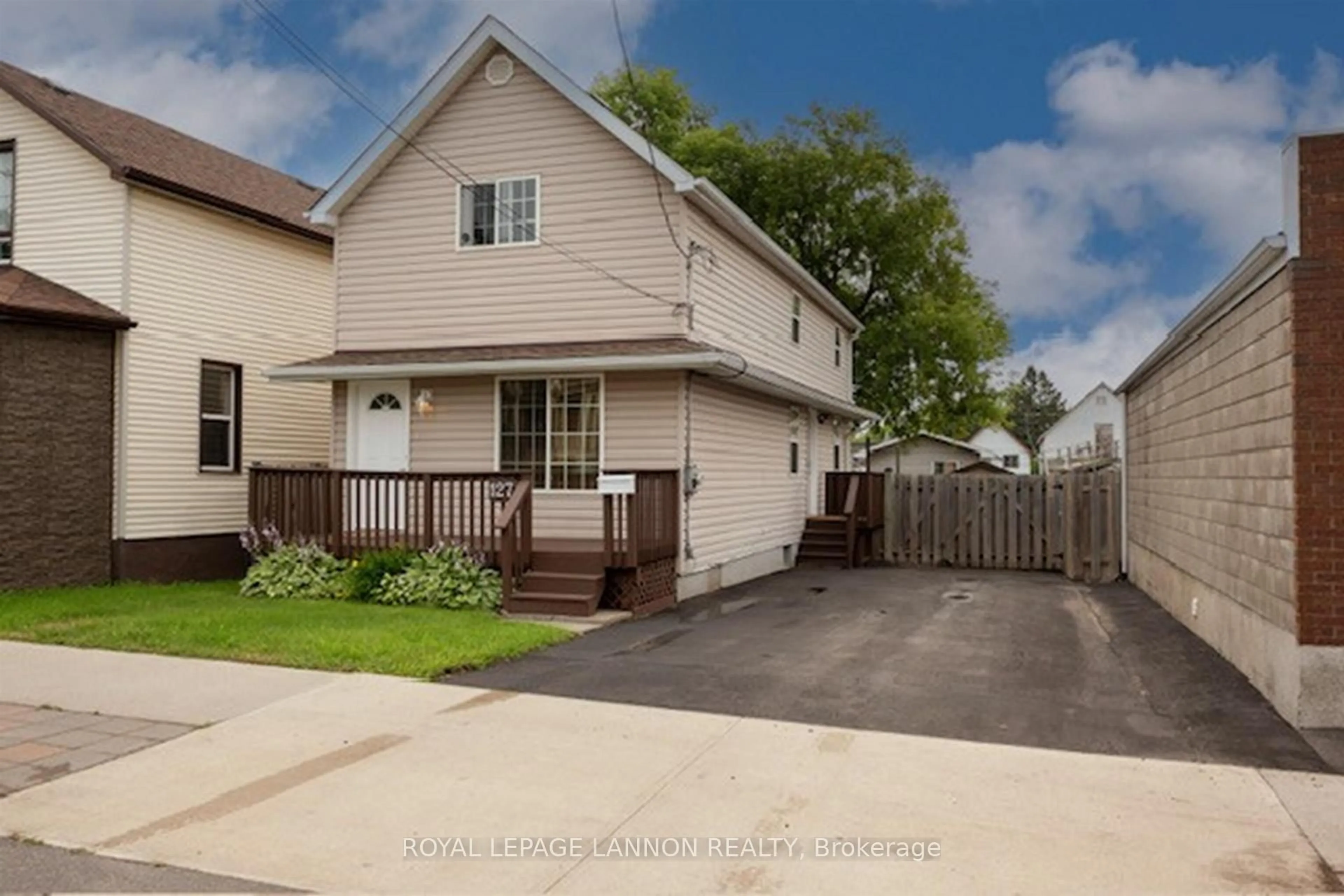 A pic from outside/outdoor area/front of a property/back of a property/a pic from drone, street for 127 Court St, Thunder Bay Ontario P7B 2X5
