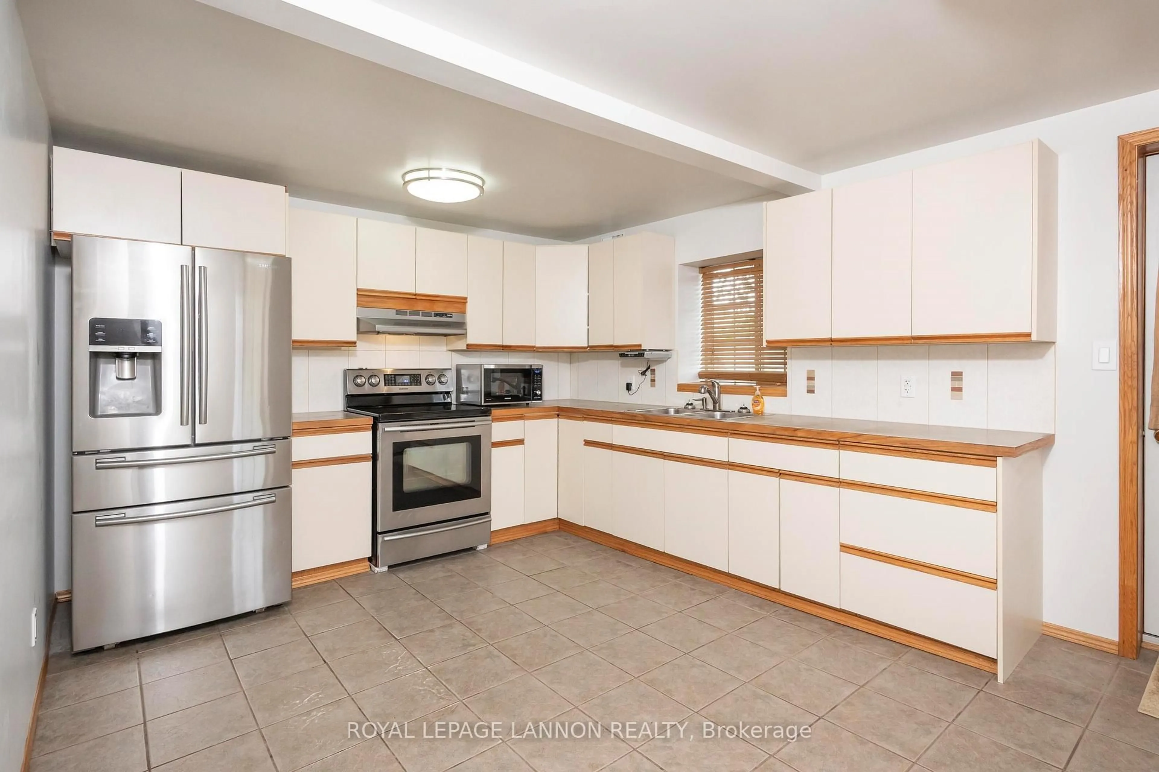 Standard kitchen, ceramic/tile floor for 127 Court St, Thunder Bay Ontario P7B 2X5