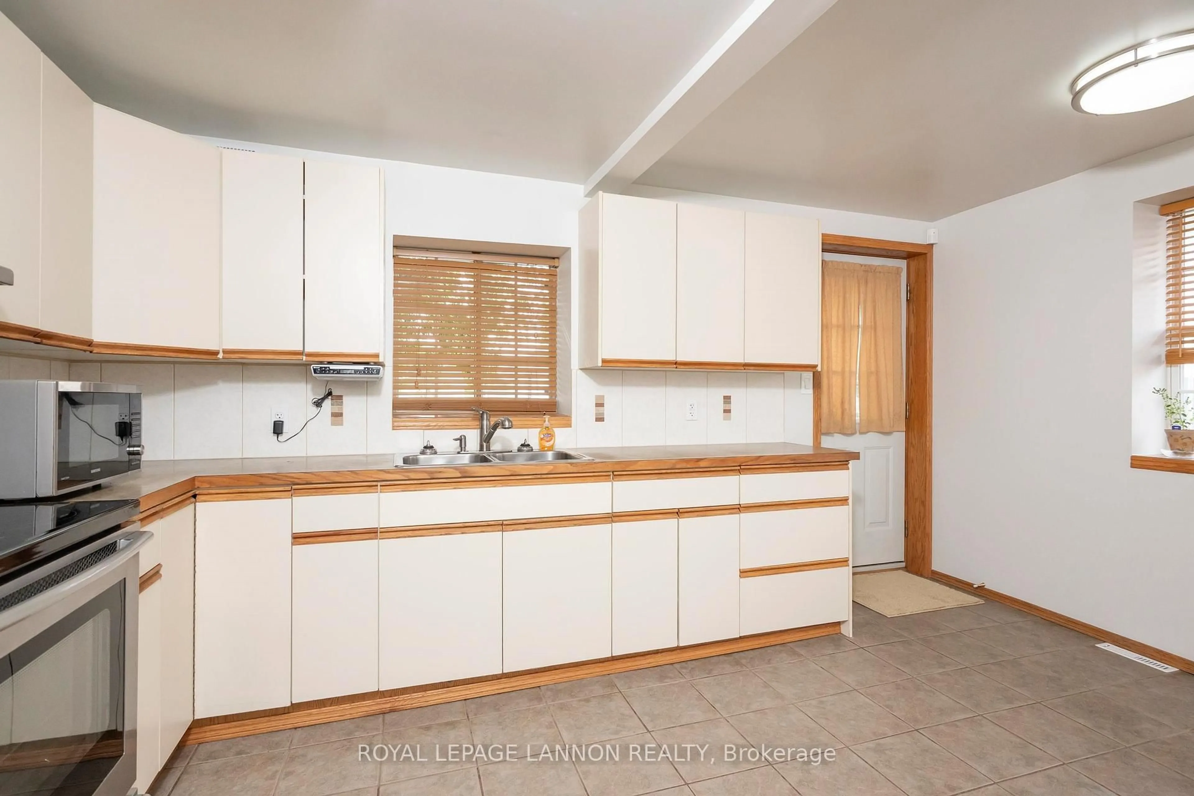 Standard kitchen, unknown for 127 Court St, Thunder Bay Ontario P7B 2X5