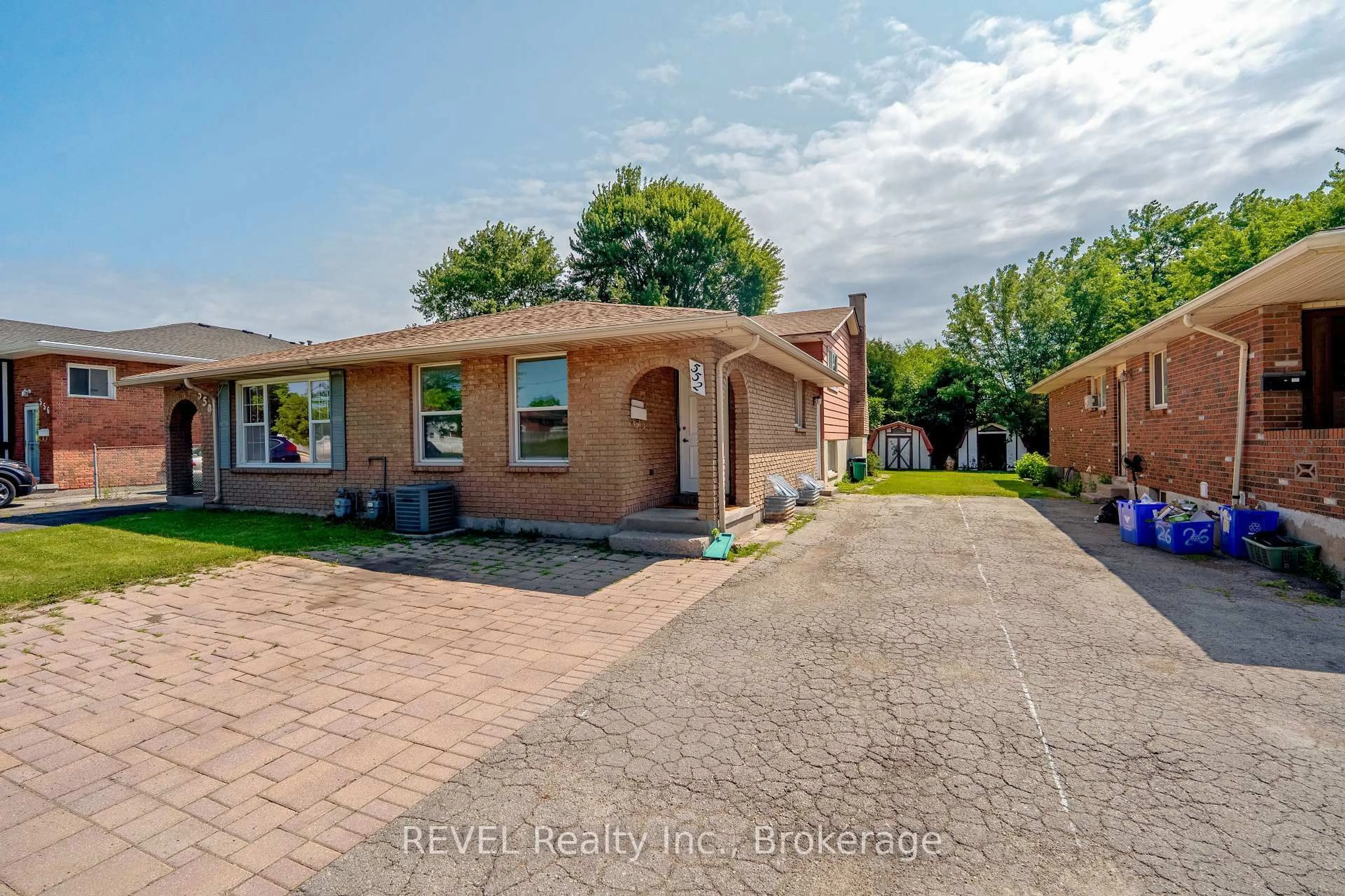 Home with brick exterior material, street for 552 First Ave, Welland Ontario L3C 1Z3
