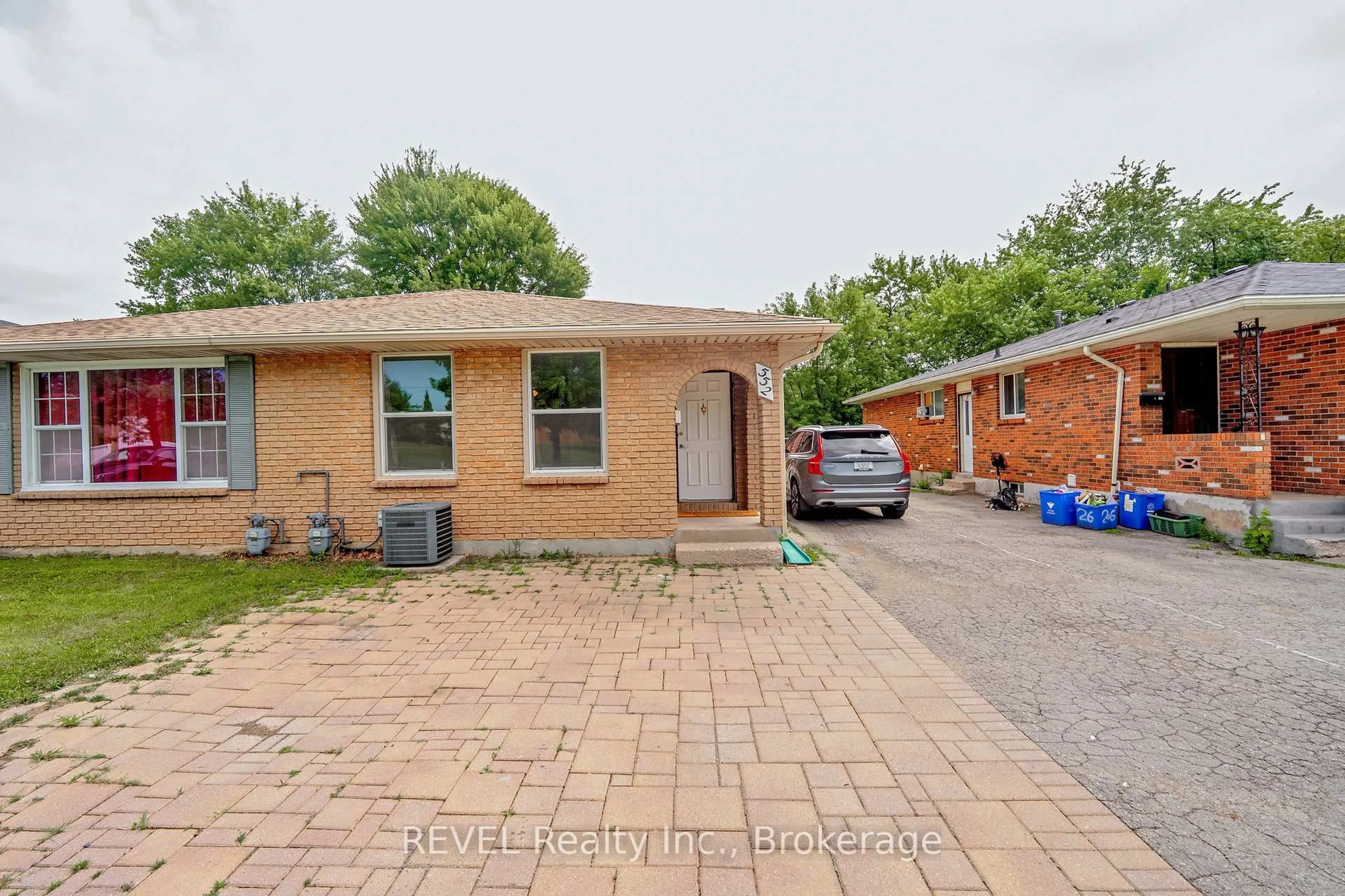 Home with brick exterior material, street for 552 First Ave, Welland Ontario L3C 1Z3
