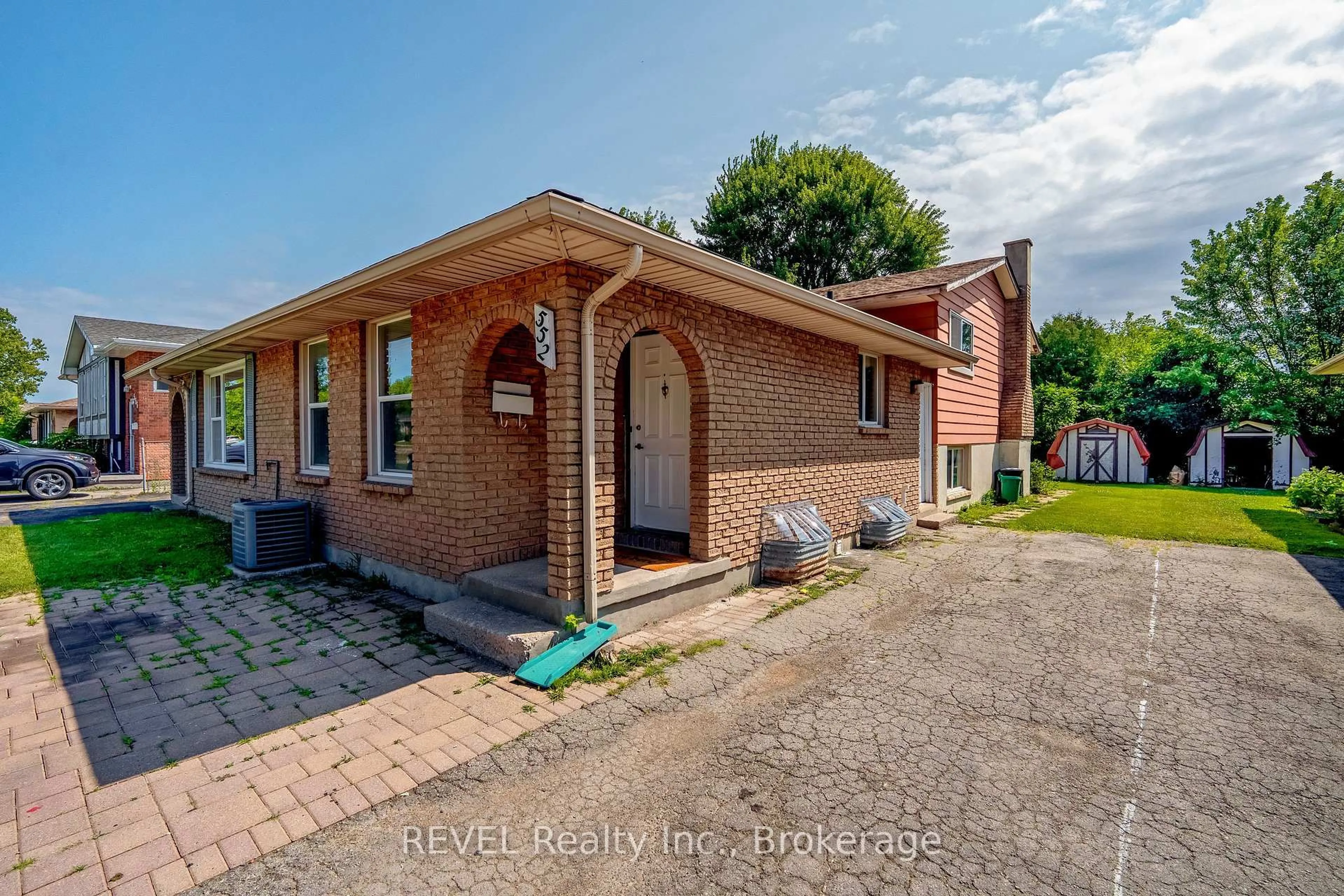 Home with brick exterior material, street for 552 First Ave, Welland Ontario L3C 1Z3