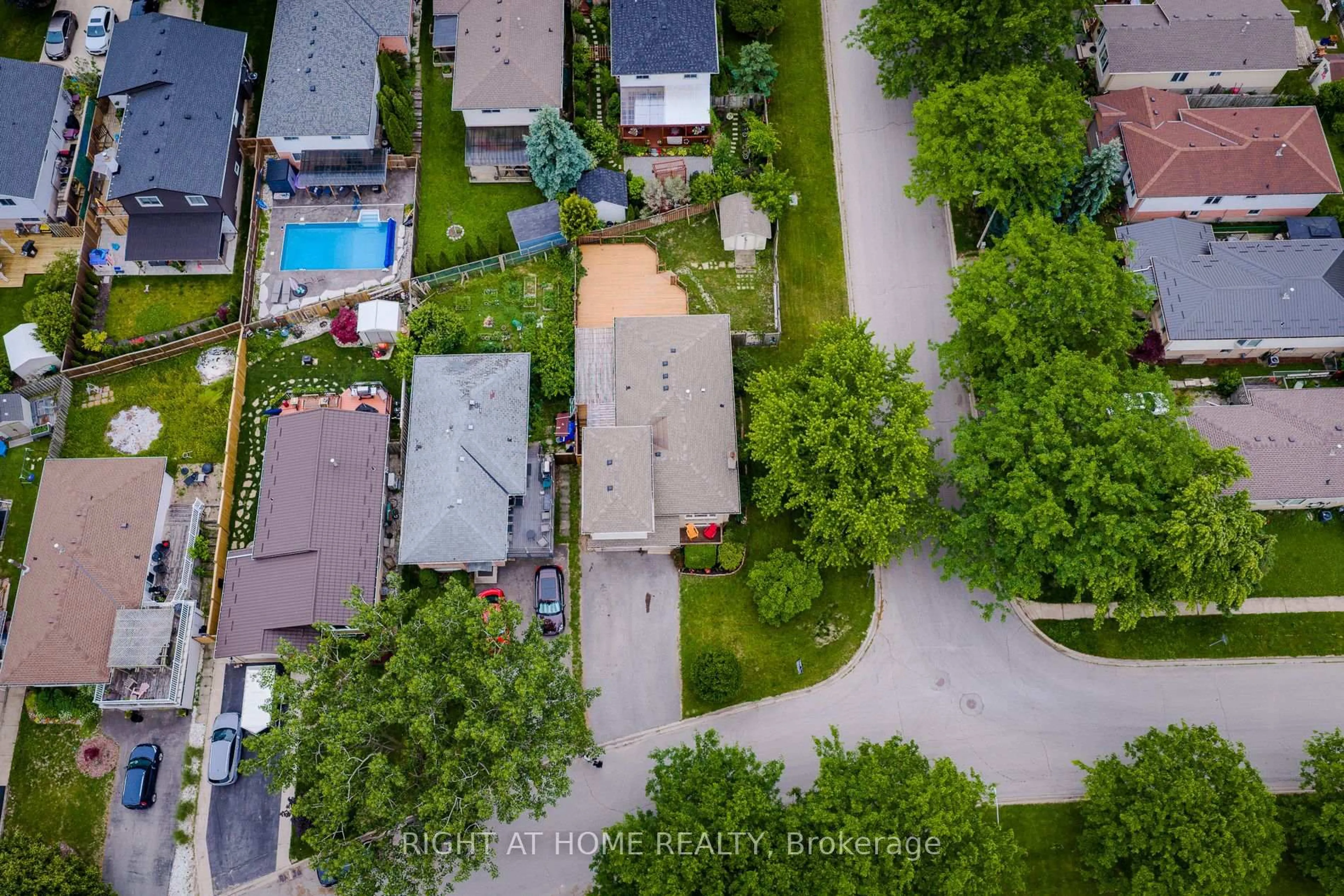 A pic from outside/outdoor area/front of a property/back of a property/a pic from drone, street for 62 HAZEL St, St. Catharines Ontario L2T 4B7