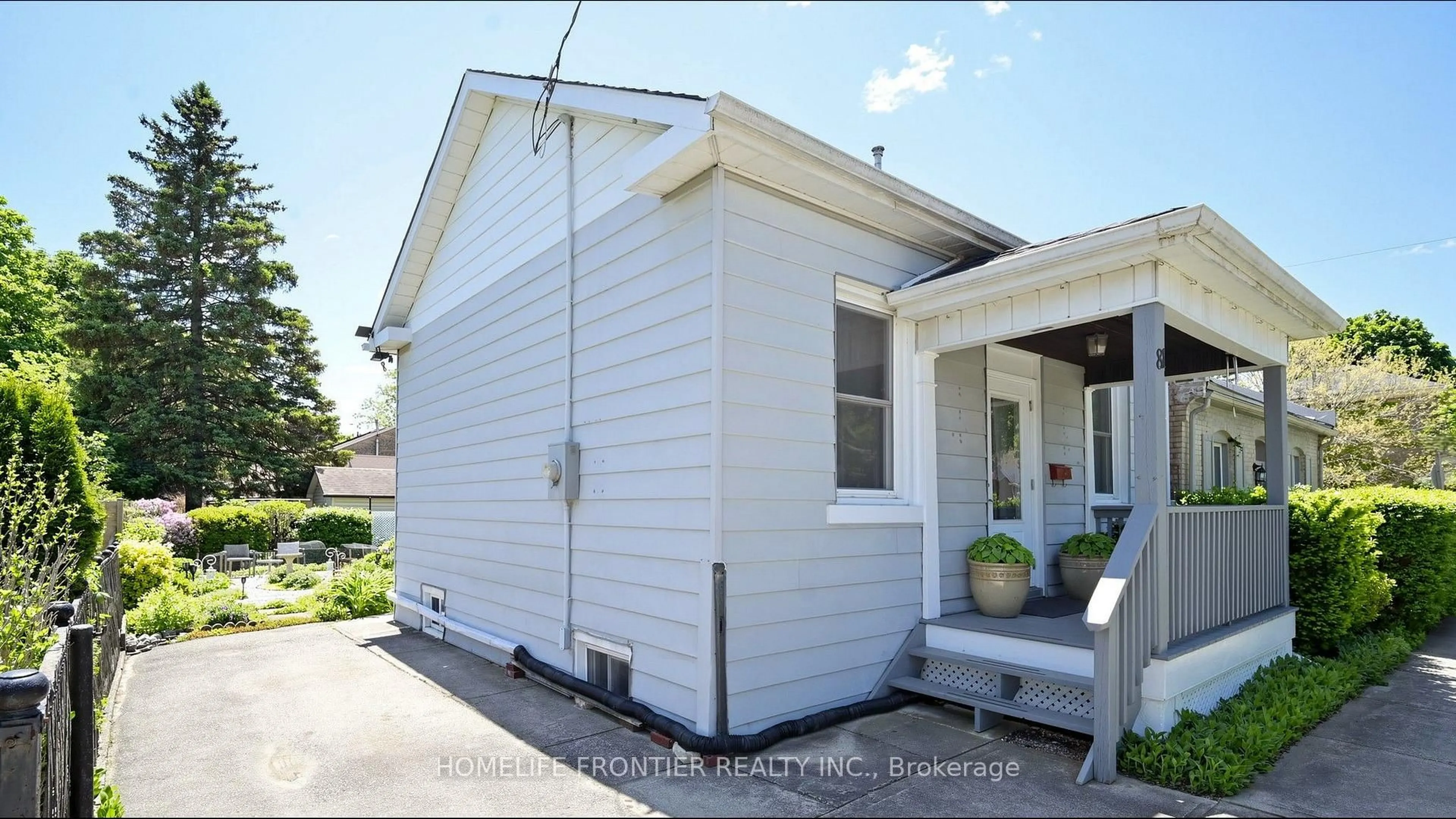 Home with vinyl exterior material, street for 81 Richmond St, Brantford Ontario N3T 3Y7
