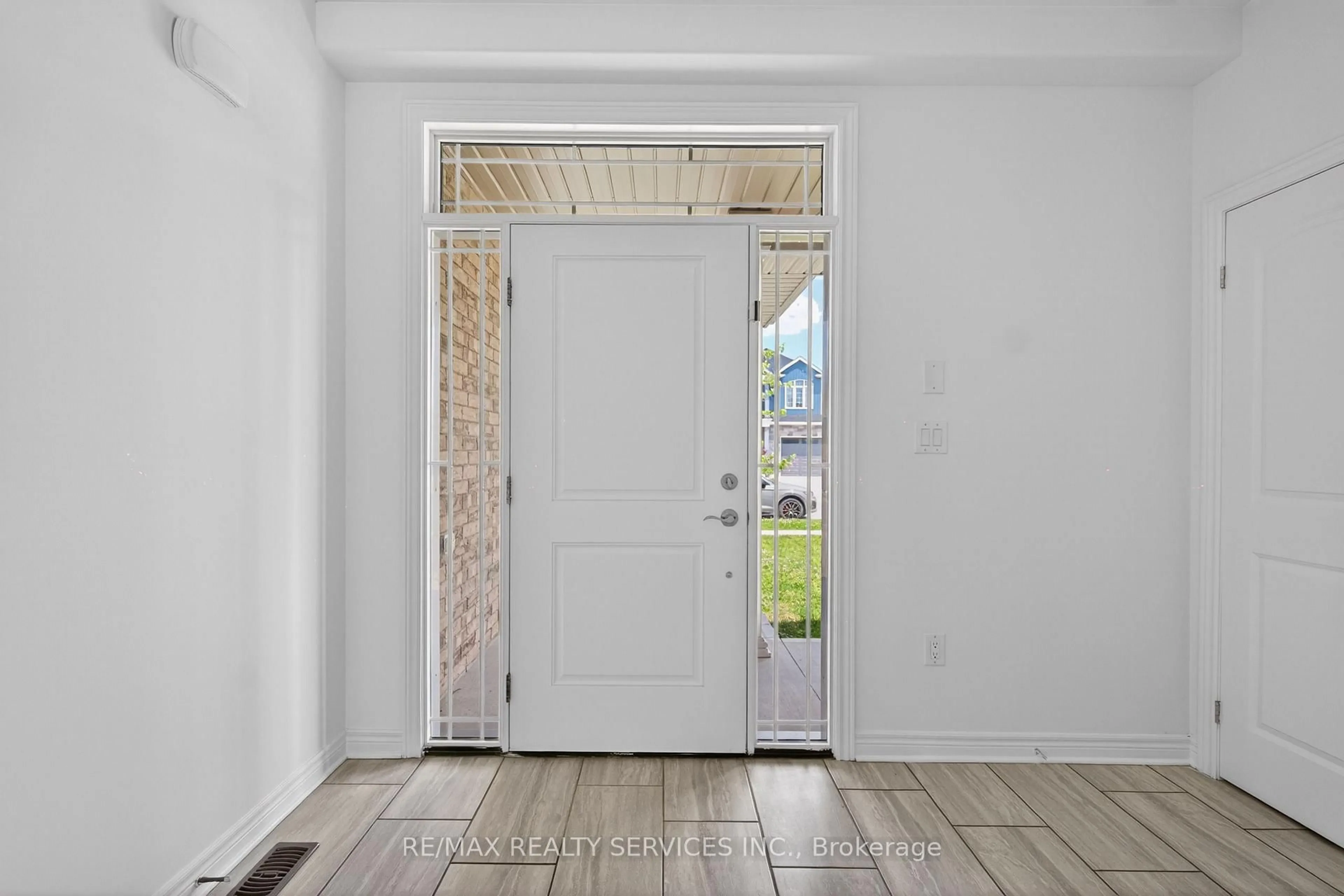 Indoor entryway for 4 Bergenstein Cres, Pelham Ontario L3E 0G7