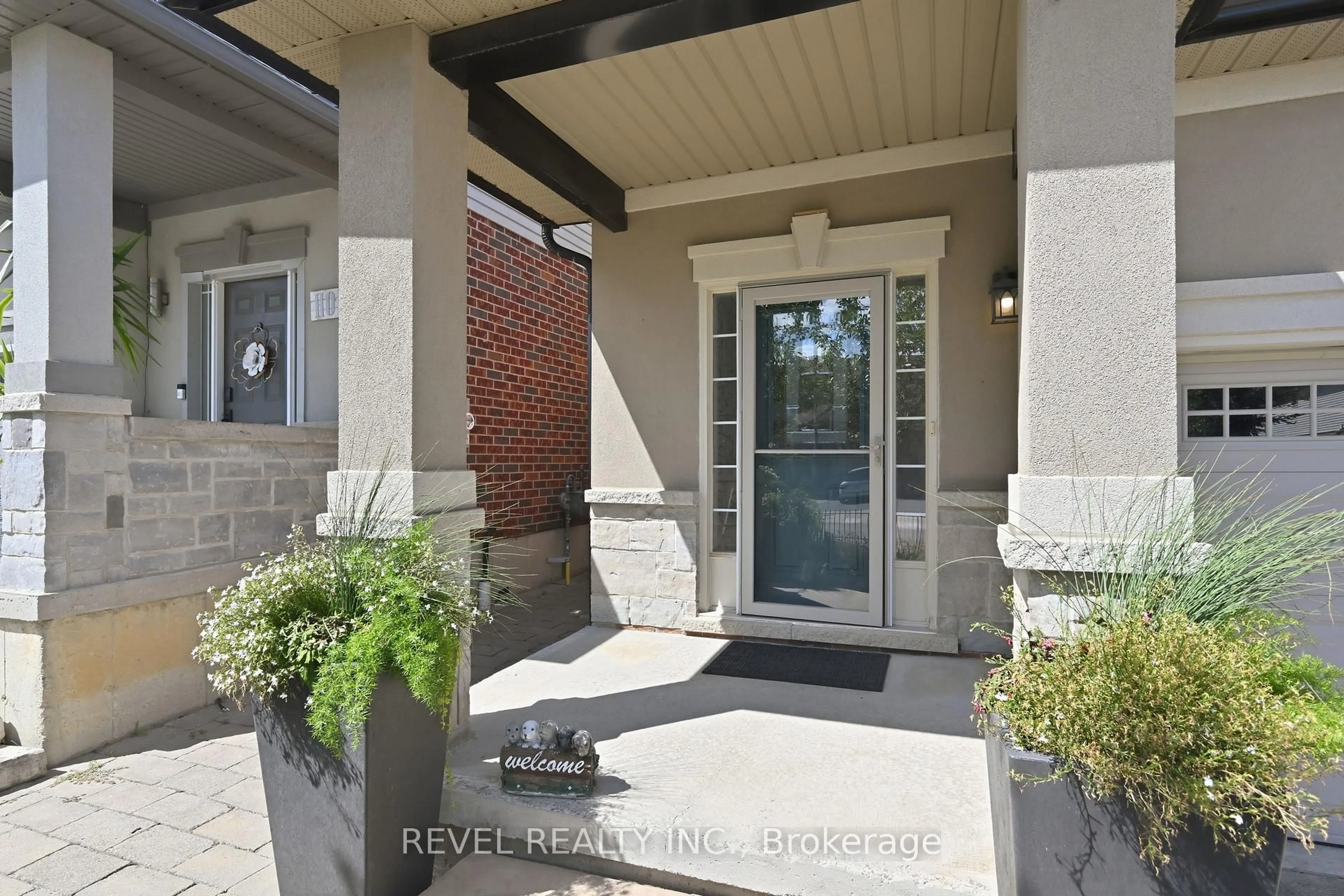 Indoor entryway for 10 Kopperfield Lane, Hamilton Ontario L0R 1W0