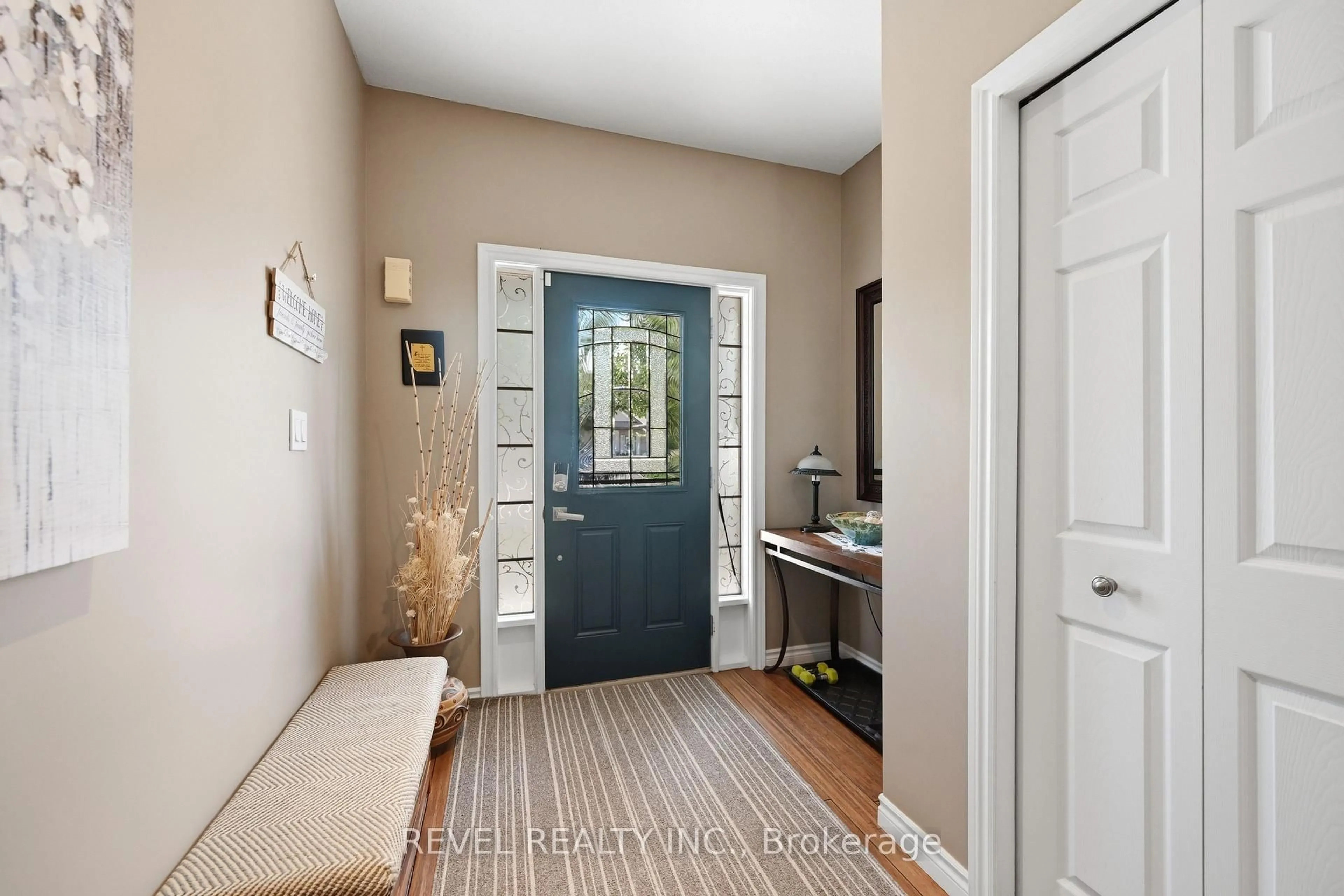 Indoor entryway for 10 Kopperfield Lane, Hamilton Ontario L0R 1W0