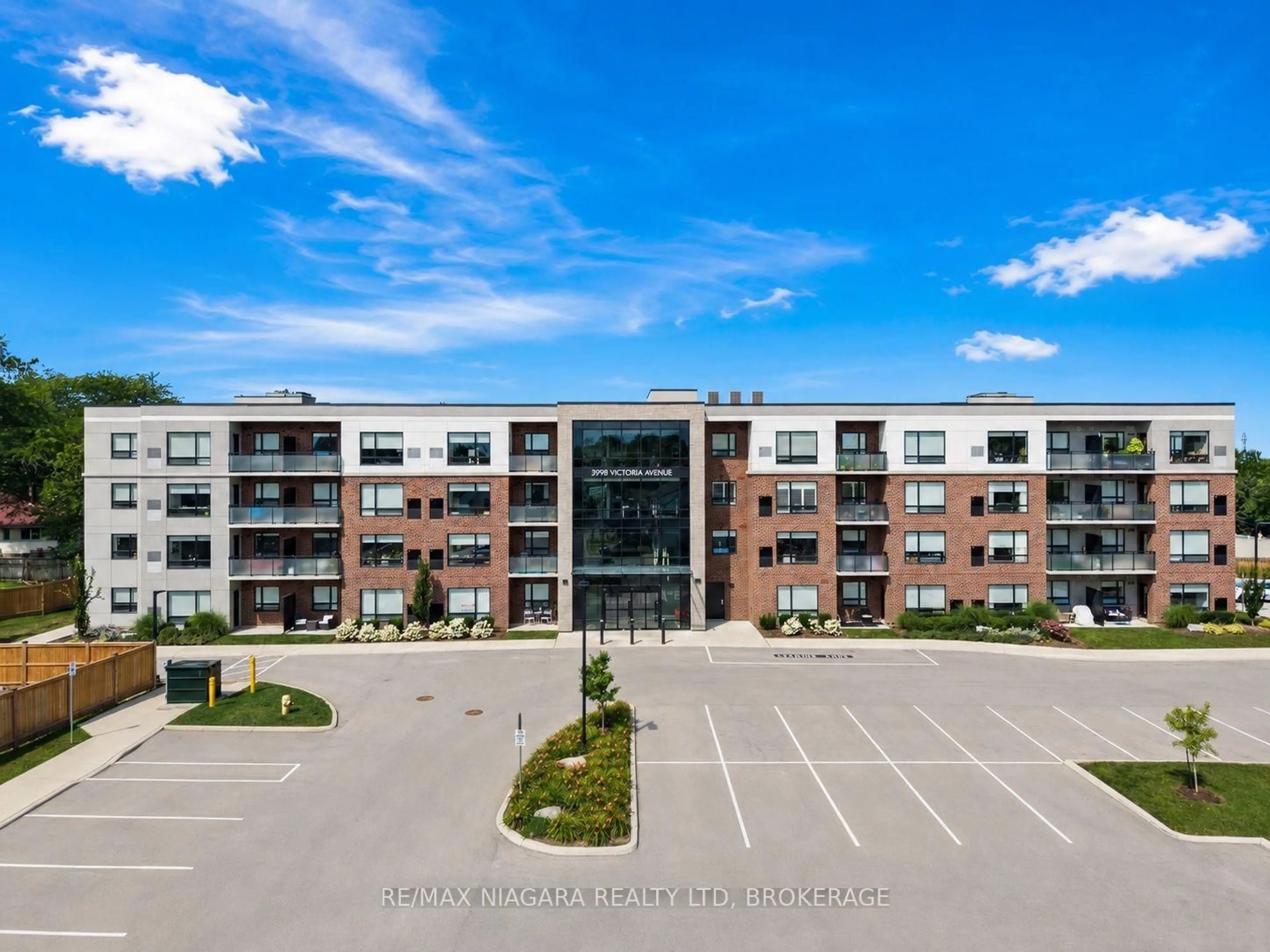 A pic from outside/outdoor area/front of a property/back of a property/a pic from drone, building for 3998 Victoria Ave #206, Lincoln Ontario L0R 2C0