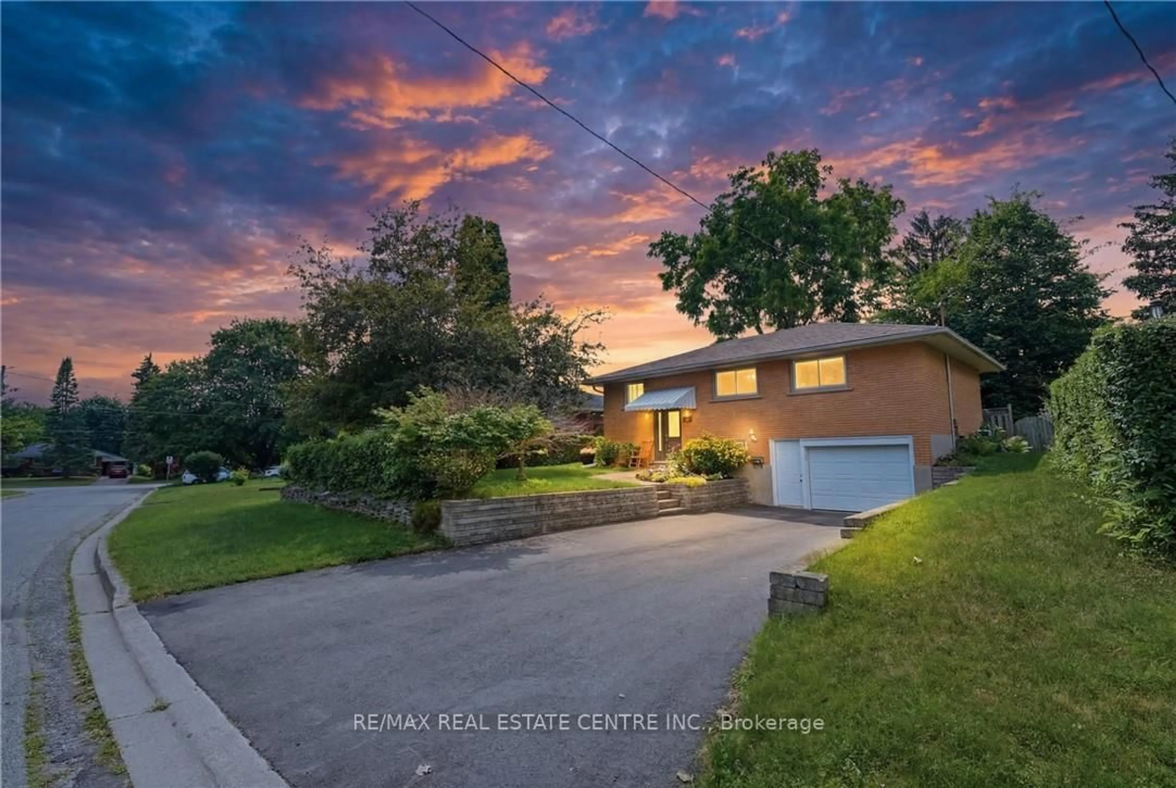 A pic from outside/outdoor area/front of a property/back of a property/a pic from drone, street for 56 Renwick Ave, Cambridge Ontario N3C 2T7
