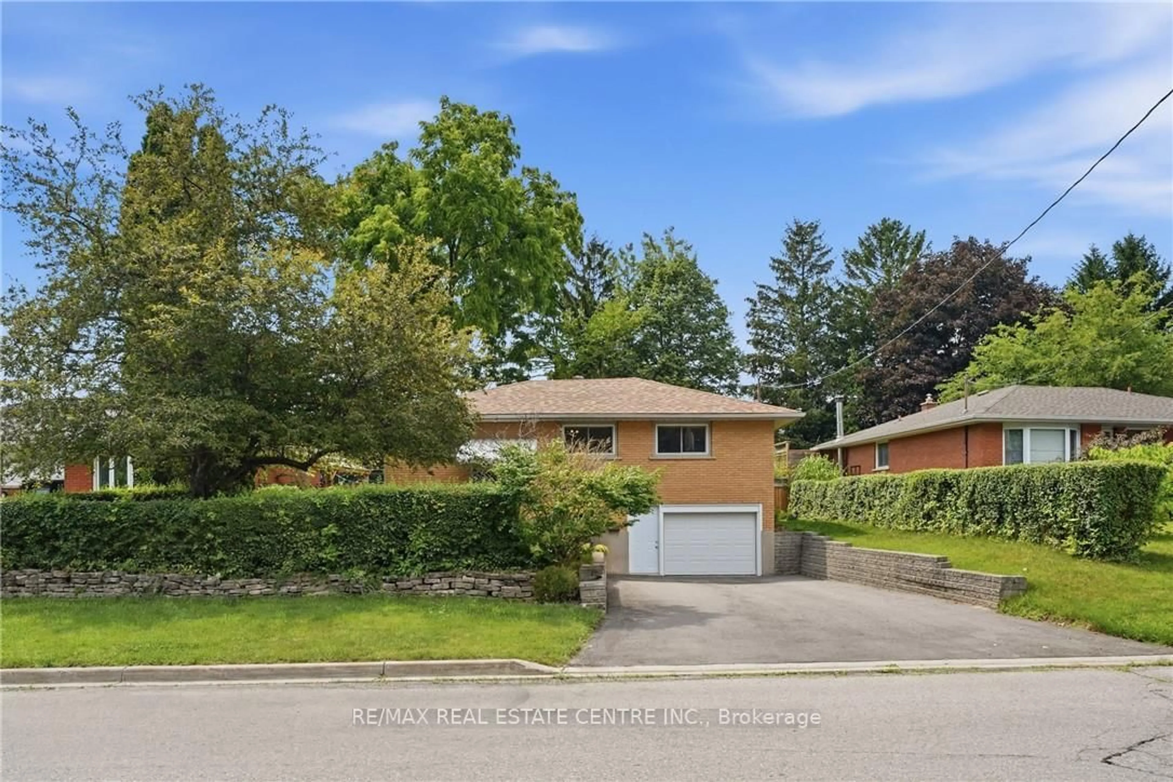 A pic from outside/outdoor area/front of a property/back of a property/a pic from drone, street for 56 Renwick Ave, Cambridge Ontario N3C 2T7