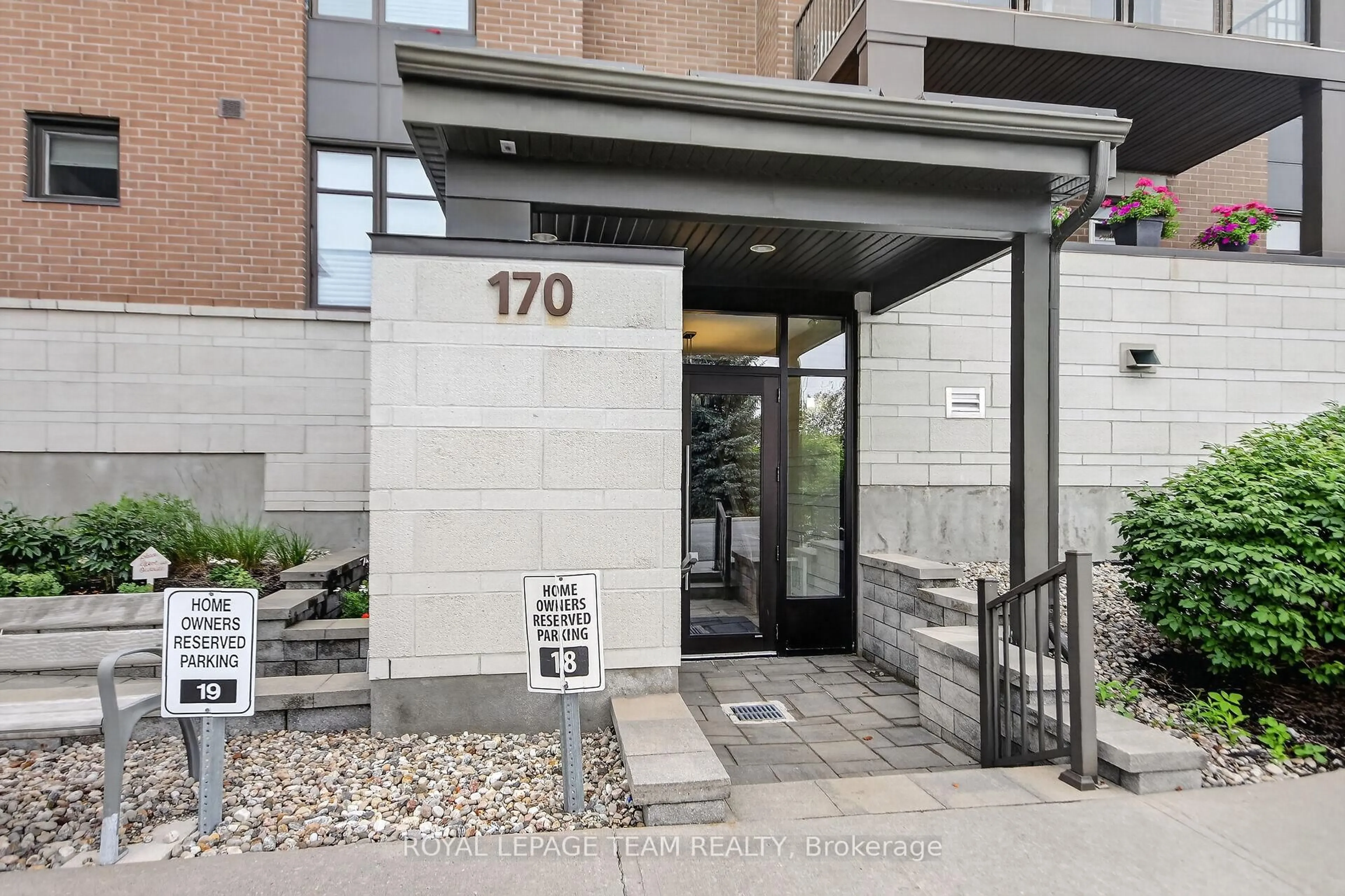 Indoor foyer for 170 Guelph Private #304, Ottawa Ontario K2T 0J5