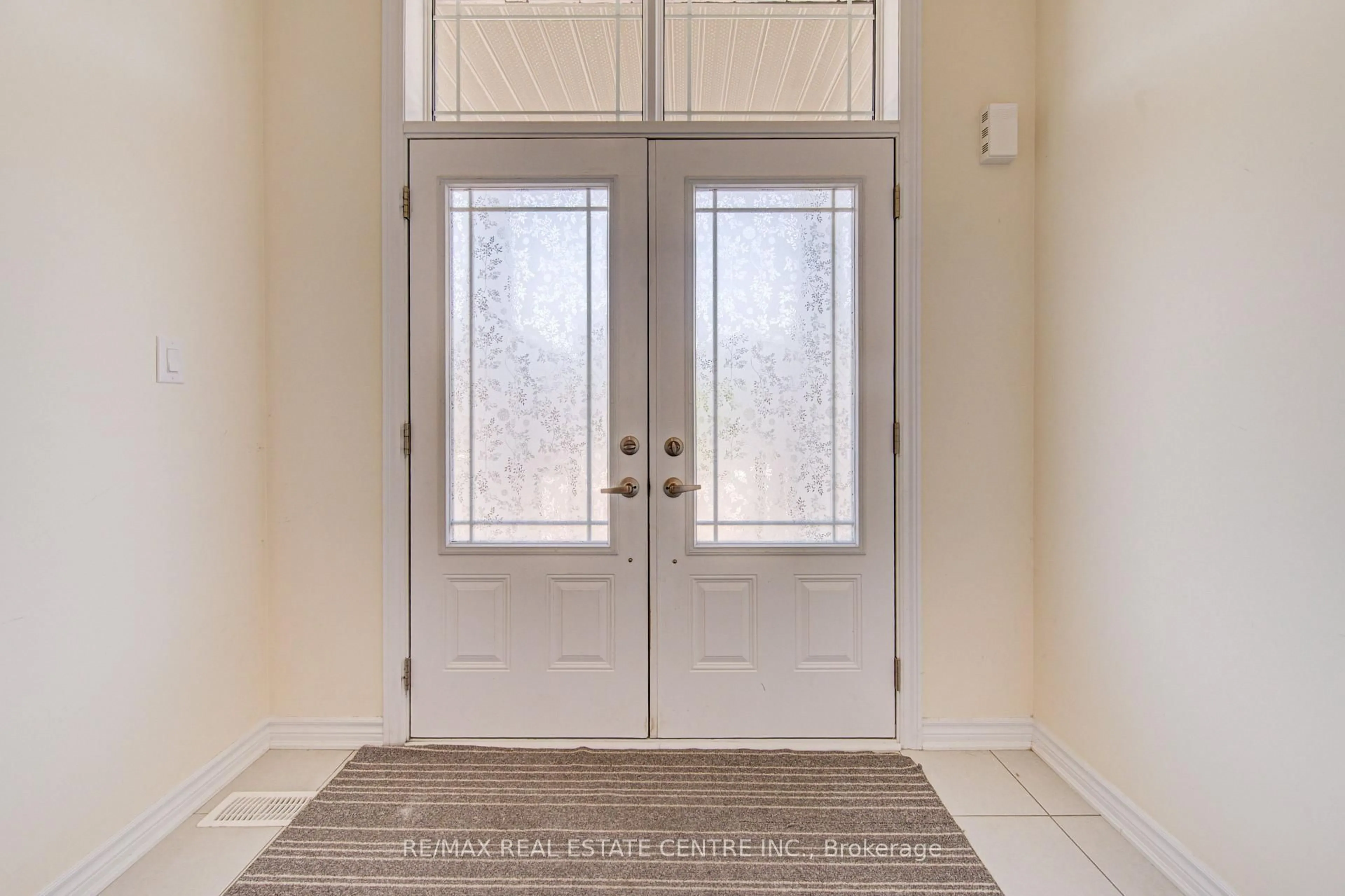 Indoor entryway for 407 Dolman St, Woolwich Ontario N0B 1M0