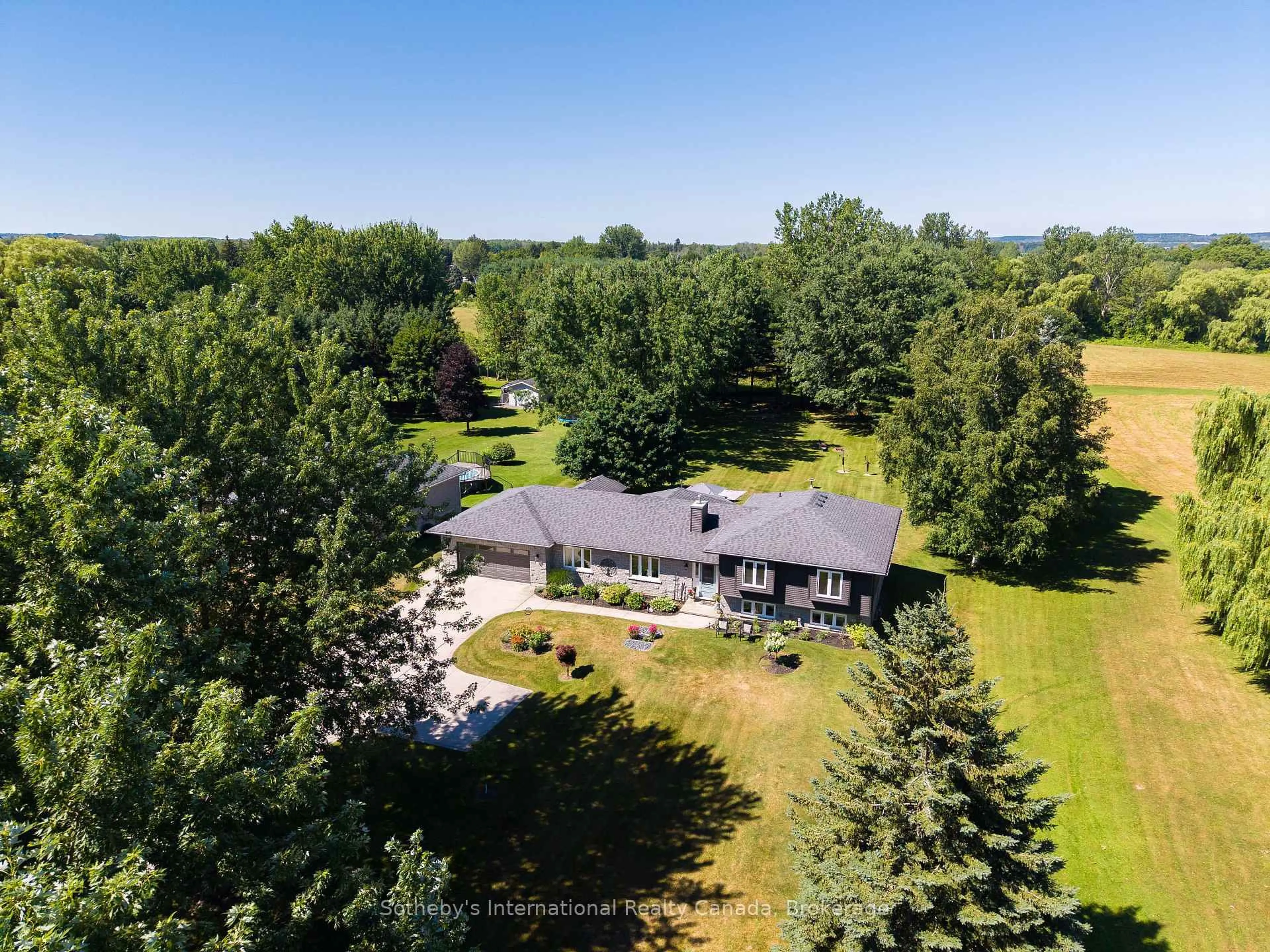 A pic from outside/outdoor area/front of a property/back of a property/a pic from drone, unknown for 169 Gardiner St, Meaford Ontario N4L 1W6