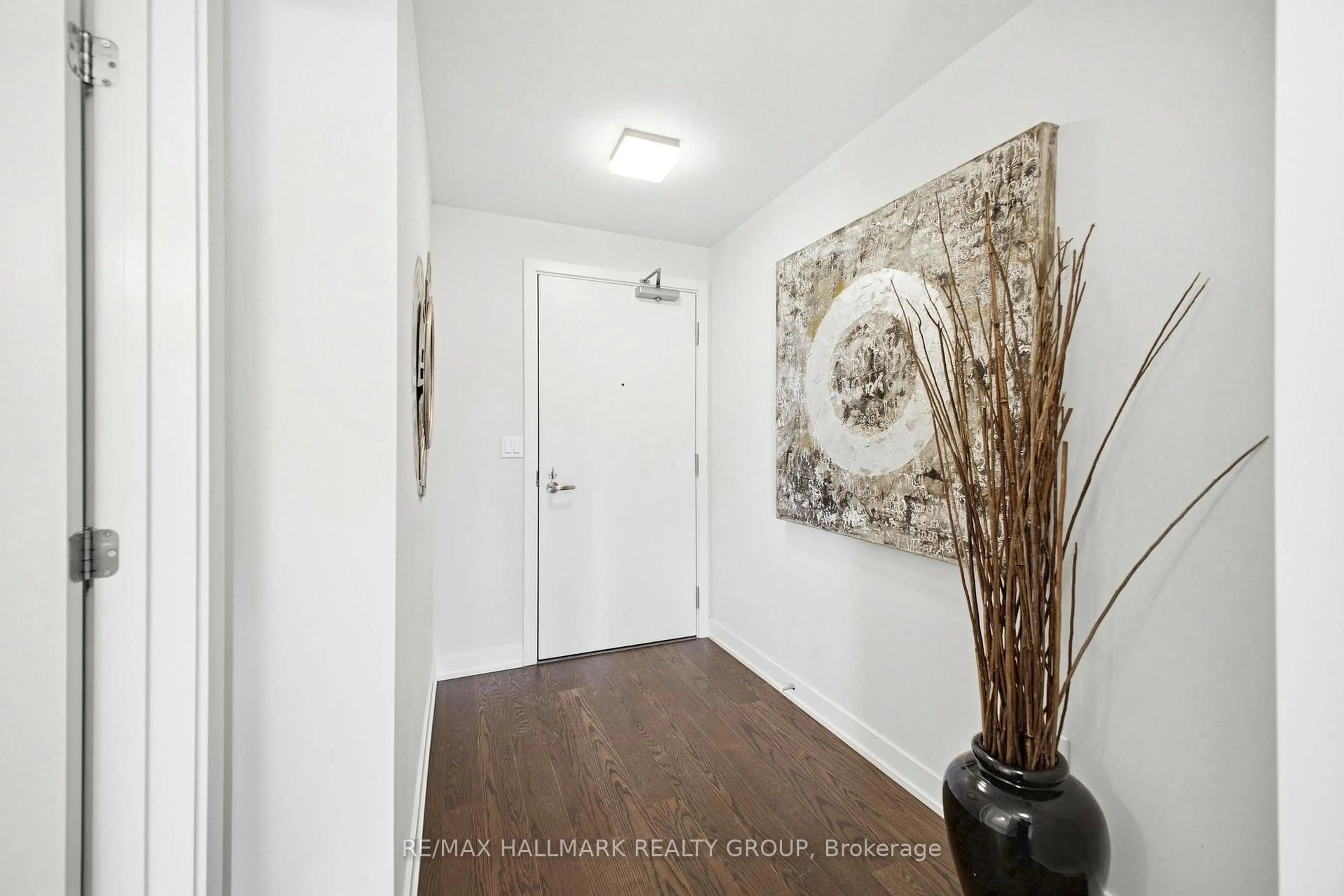 Indoor entryway for 530 De Mazenod Ave #502, Ottawa Ontario K1S 5W8